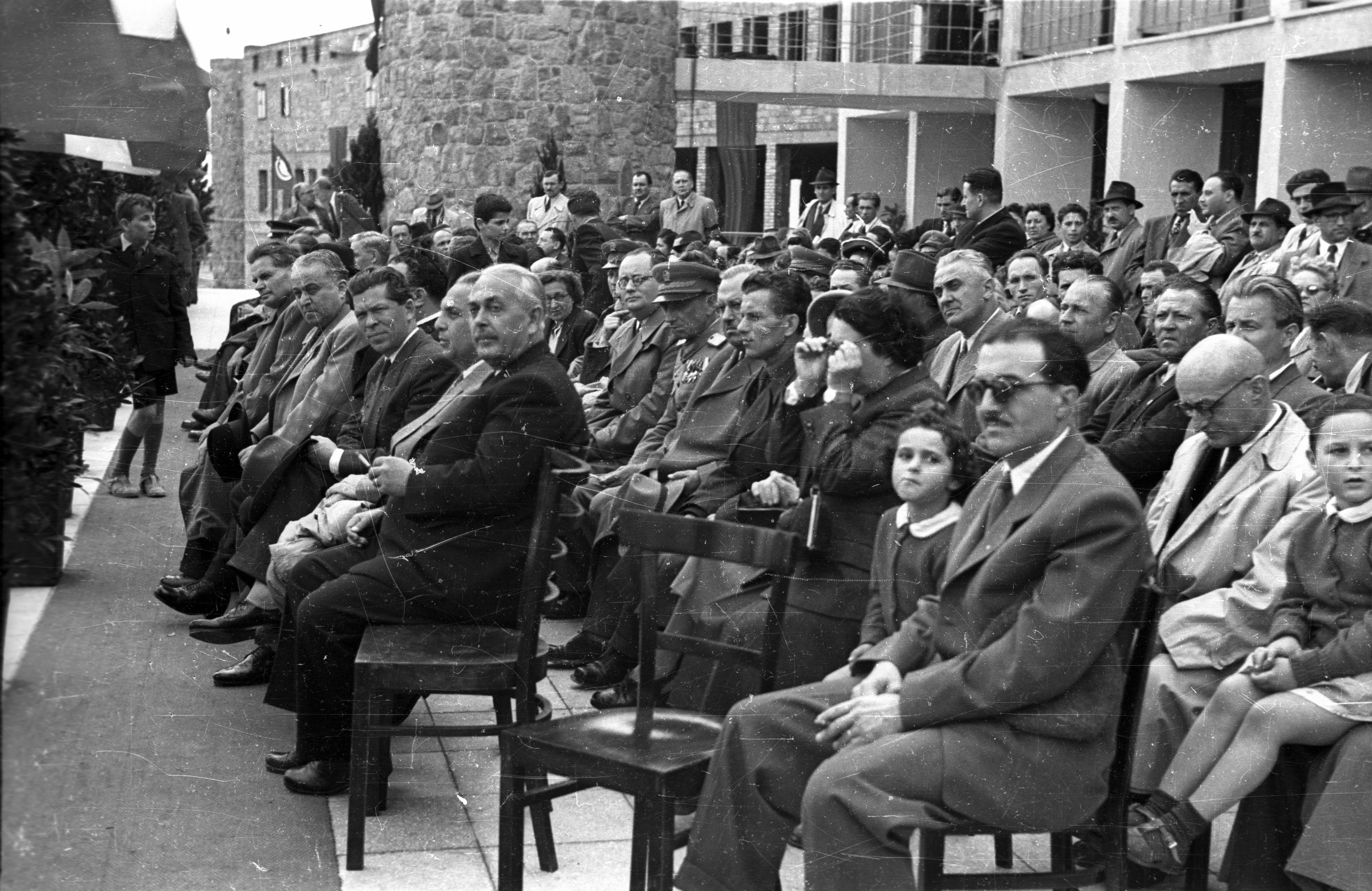 ​​​​Az átadóünnepség közönsége. A megnyitó beszédet Bebrits Lajos közlekedésügyi miniszter mondta, az első sorban, balról jobbra Dobi István (1948 és 1952 között Magyarország miniszterelnöke), Ries István igazságügyi miniszter (két hónappal később koholt vádak alapján letartoztatták, és a váci börtönben agyonverték…), Marosán György (akkori könnyűipari miniszter), egy azonosítatlan személy, majd Rónai Sándor, akit másnap (!) neveztek ki a Magyar Népköztársaság Elnöki Tanácsának elnökévé (fotó: Fortepan/Uvaterv)