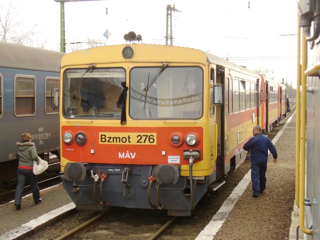 Gyászszalagos Bzmot 276 Fülöpszálláson. A csatlakozó vonatok és az idő továbbmegy, a Bzmot és a 152-es vonal itt marad. Örökre? (fotó: Csima György)