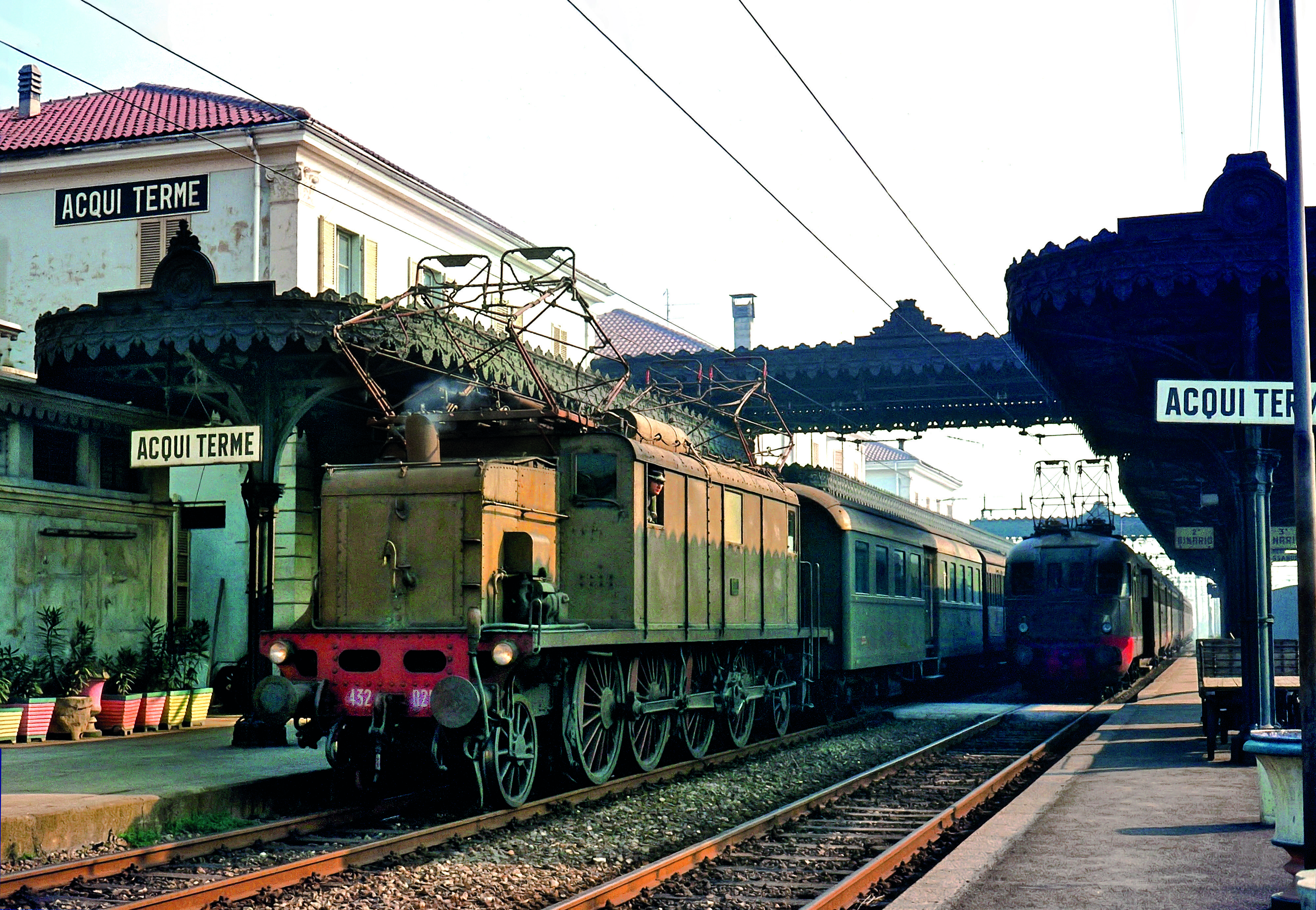 Egy E 432-es Acqui Terme állomáson