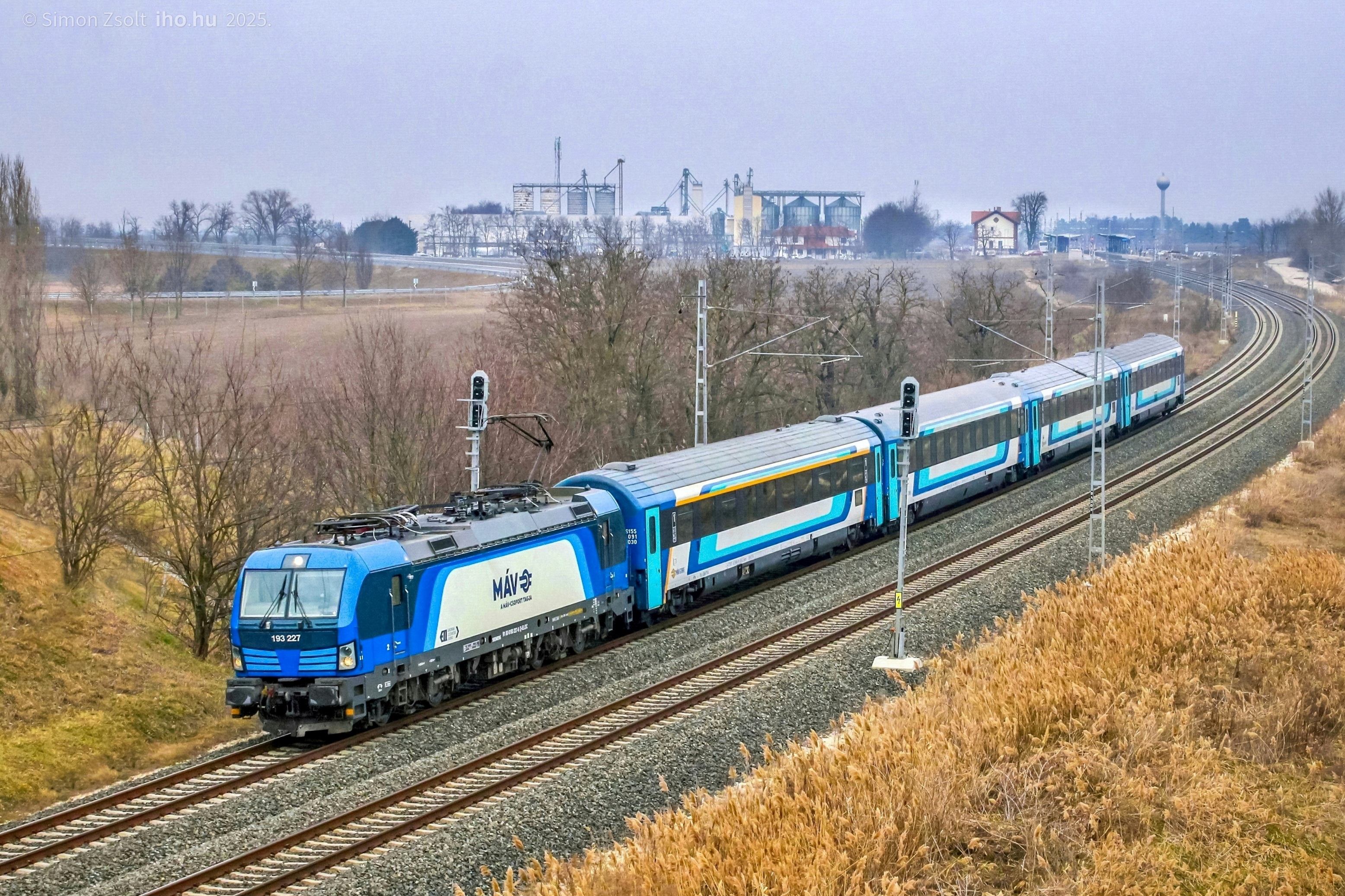 Iváncsa. Ezen próbák annak a valószínűségét vetik fel, hogy akár a legközelebbi menetrendváltástól bevezethetik a szakaszon a személyszállító vonatok esetében a 160 km/órát (fotó: Simon Zsolt)