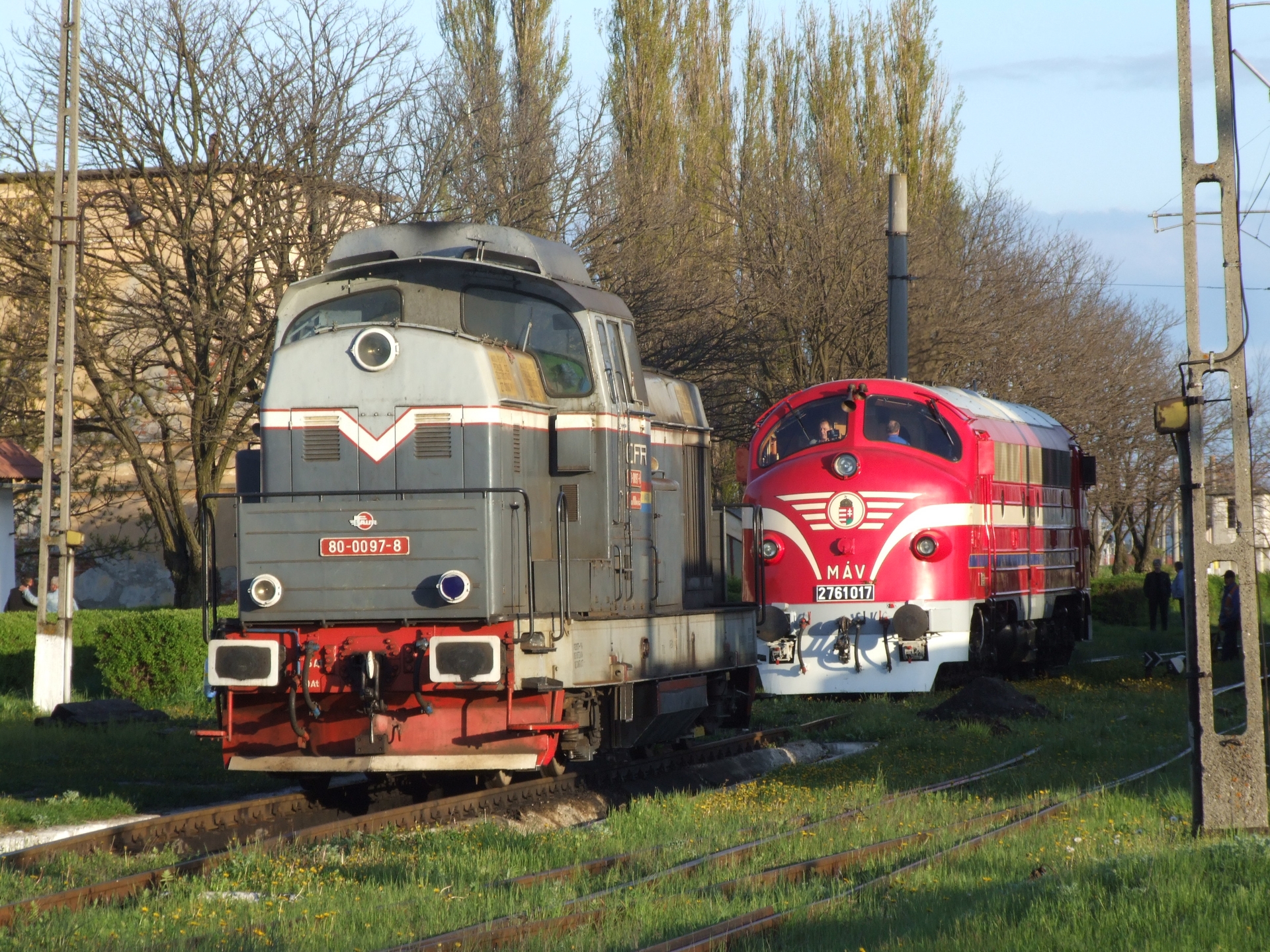Találkozás a madéfalvi vontatási főnökségen (a magyar vasúti zsargonban fűtőház, a románban depó) egy Dácsiával (fotó: Gayer Márk)