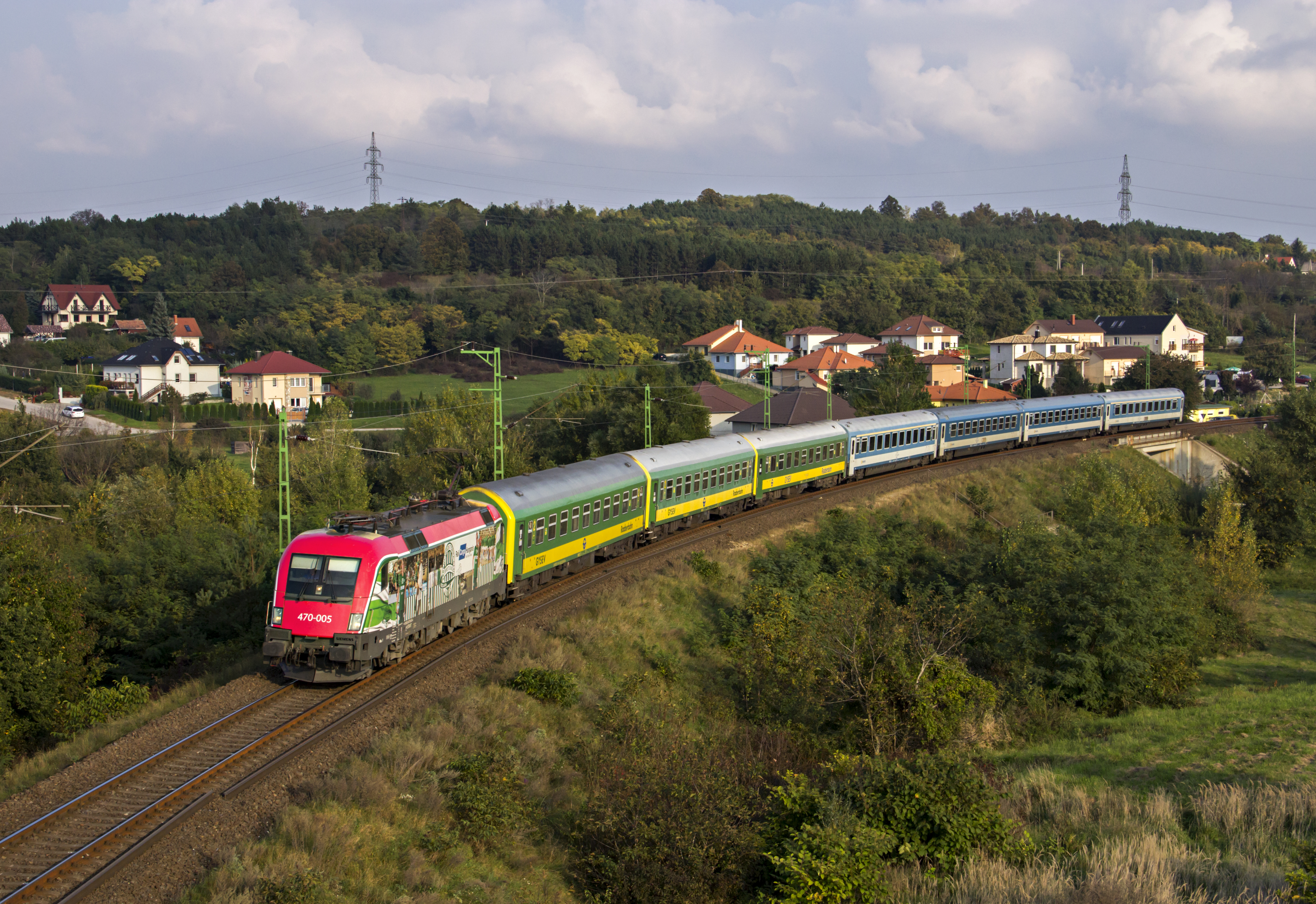Horváth Norbert felvétele 2014. október negyedikén készült egy Budapest–Sopron/Szombathely IC-ről, amelynek élén a Fradi-mozdony pompázott