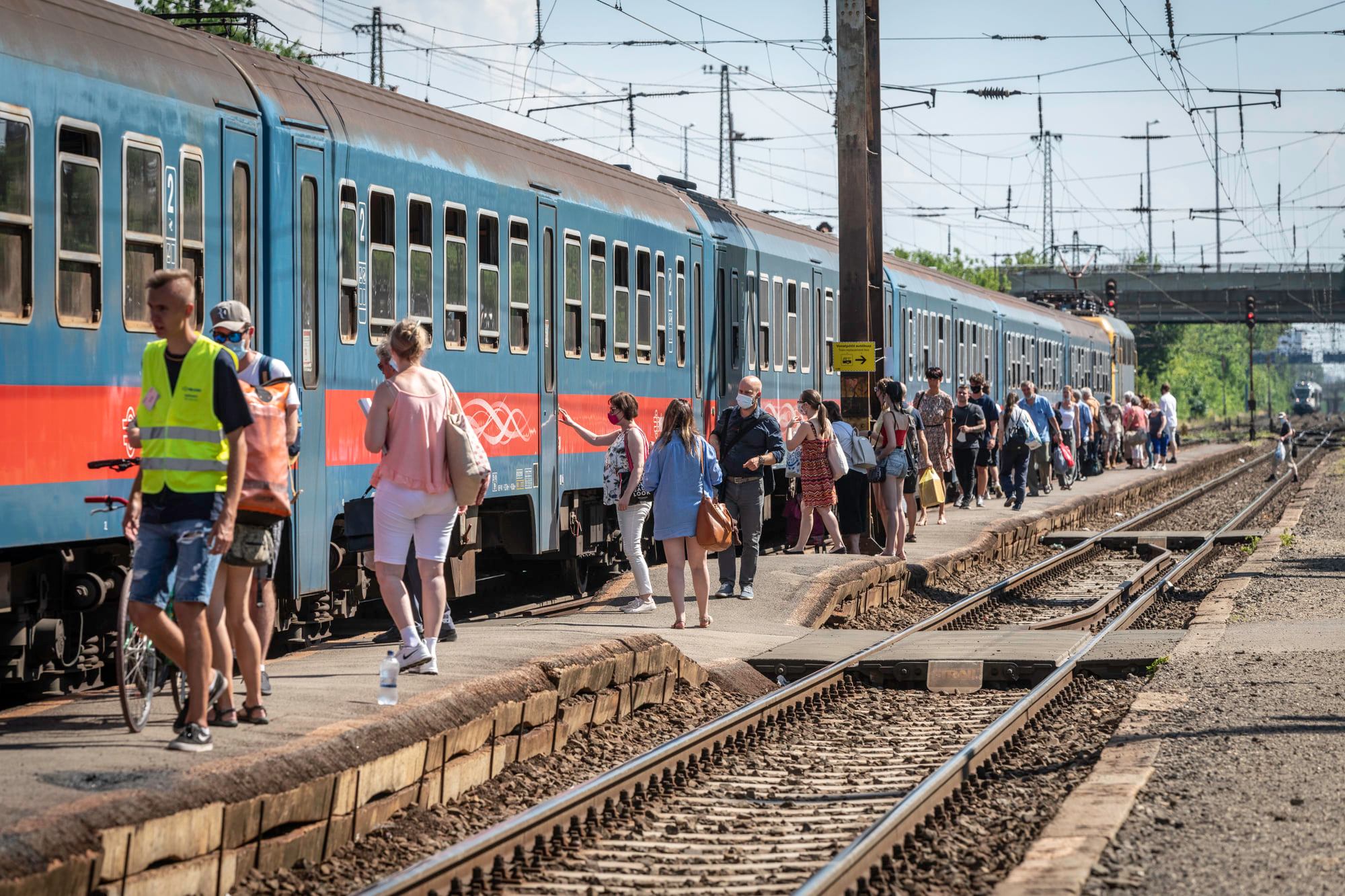 Nem túlzás, hogy a keskeny és csak szintben átjárható peronokkal rendelkező Rákospalota-Újpest állomás közel életveszélyes a már most is meglehetősen nagy vonat- és utasforgalom okán (fotó: Vitézy Dávid Facebook-oldala) 