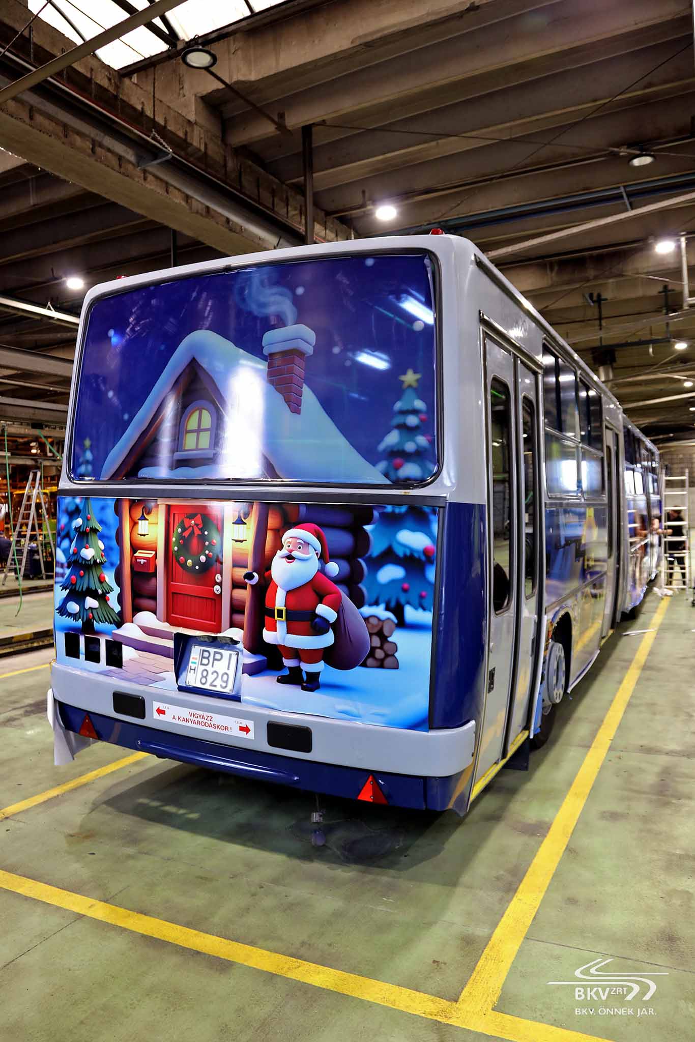 Az ünnepi matricával feldíszített Ikarus 280-as (képek forrása: BKV Zrt.)