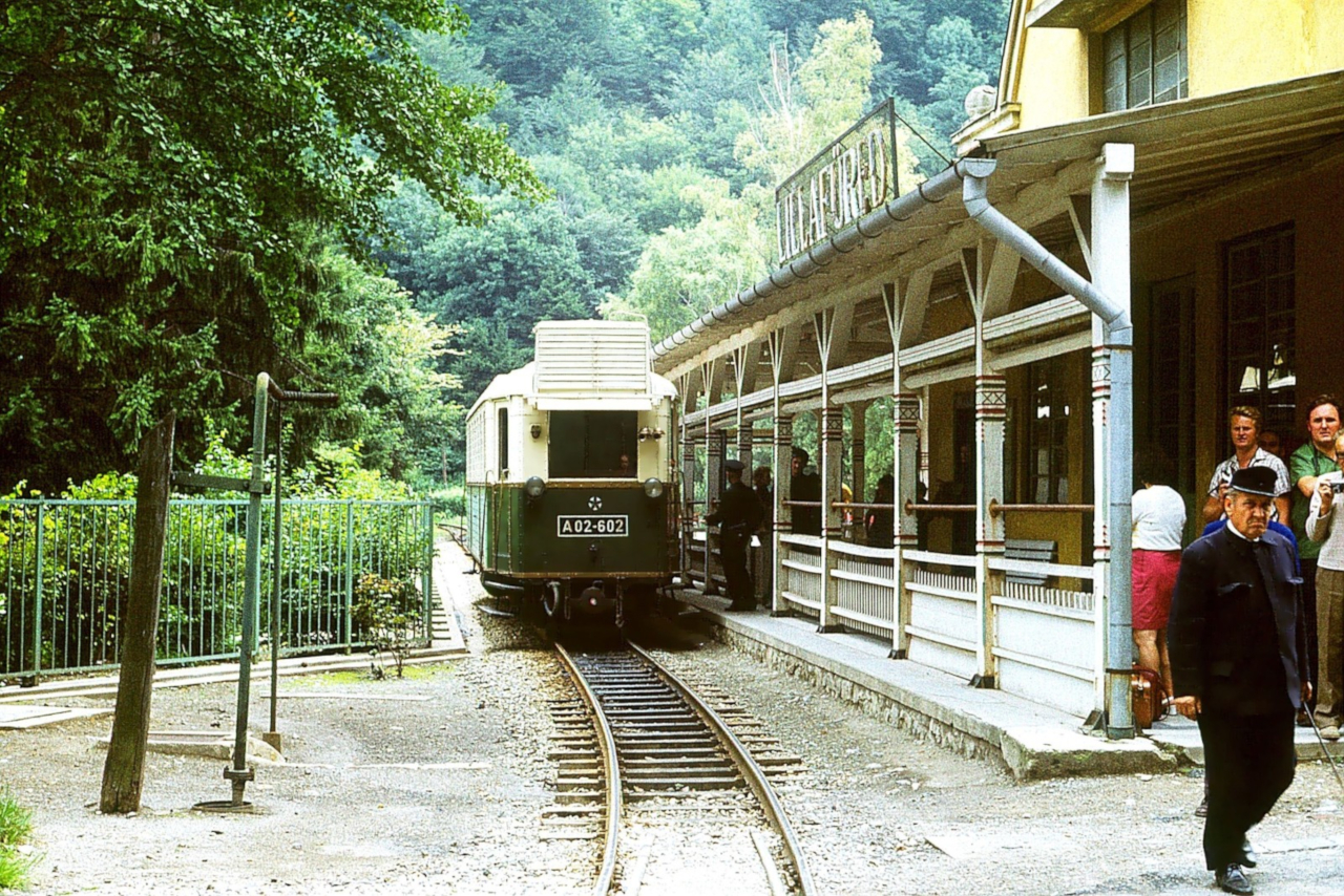 Az erdei vasút megrendelésére készült, eredetileg benzinmotoros ABamot 2 motorkocsi Lillafüreden, Mohay László felvételén, Szécsey István szívességéből. Az Úttörővasút megnyitásakor a két ABamot-ot Budapestre vitték, majd a járművek visszatérhettek Miskolcra, ahol zöld színt, és A02-601, illetve 602 pályaszámot kaptak. A 601-es 1977-ig vett részt a menetrend szerinti forgalomban, majd selejtezését követően 1980-ban bontották el. A02-602 1982-ig szállította az utasokat a LÁEV-en, majd 1990-ben a Gyermekvasútra vitték; 1991 óta eredeti pályaszámán ott közlekedik