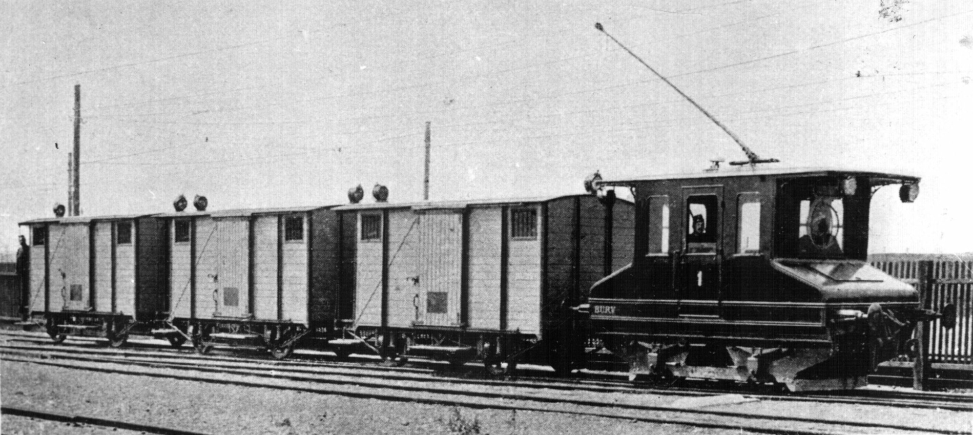 Az 1 pályaszámú mozdony három BURV élelmiszer-szállító fedeH kocsival