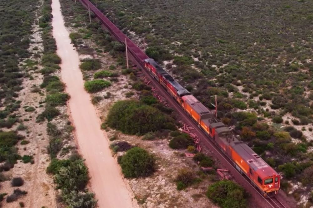 A 7,6 kilométer hosszú szerelvényen belül 696 kocsi közlekedett (kép forrása: TFR / railmarket.com)