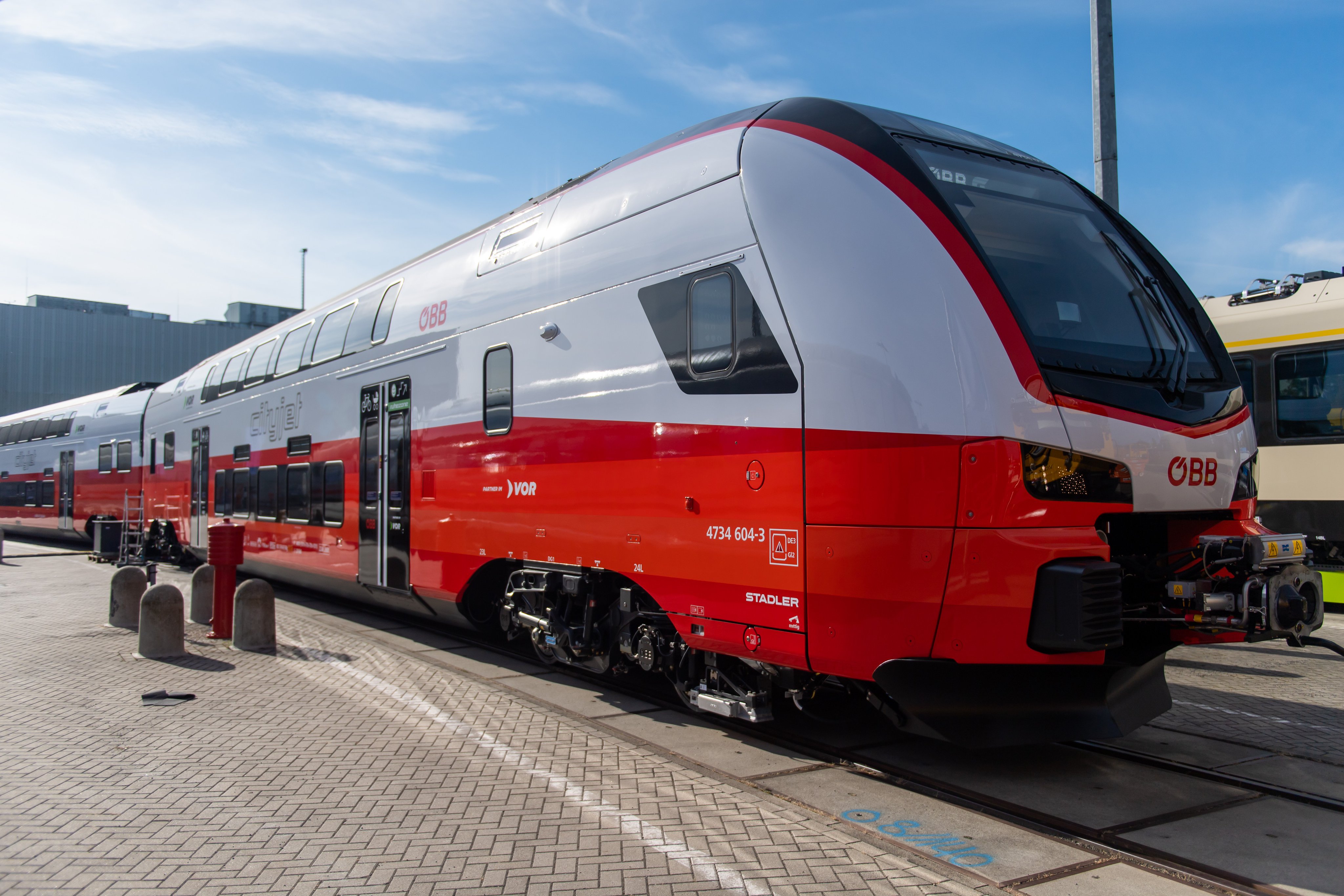 Stadler KISS ÖBB Cityjet-színekben (kép forrása: ÖBB / x.com)