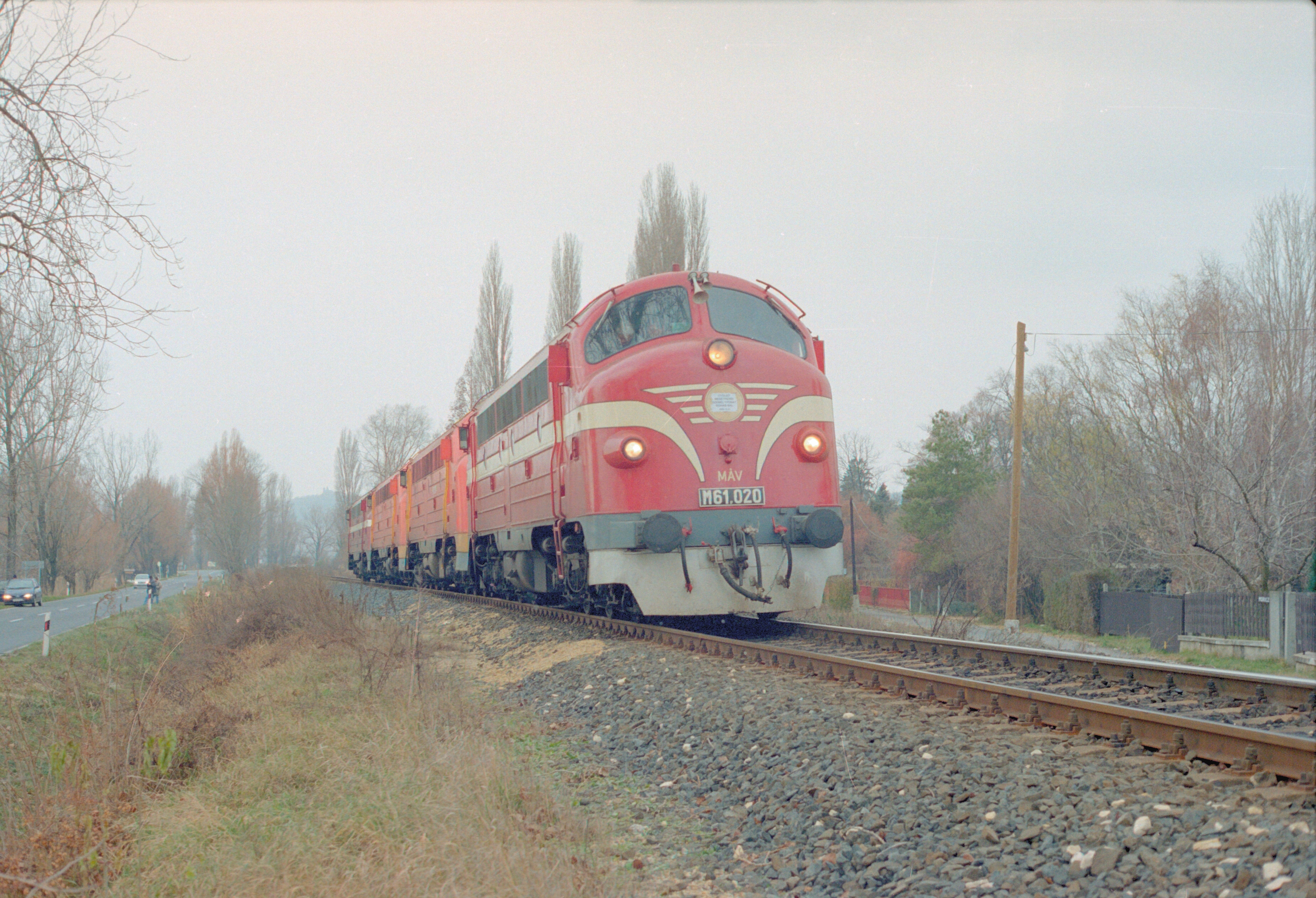 A Négyes balesetének helyszíne mellett halad a 020 által továbbított búcsúmenet 2000. december 22-én (fotó: Horváth Ákos)