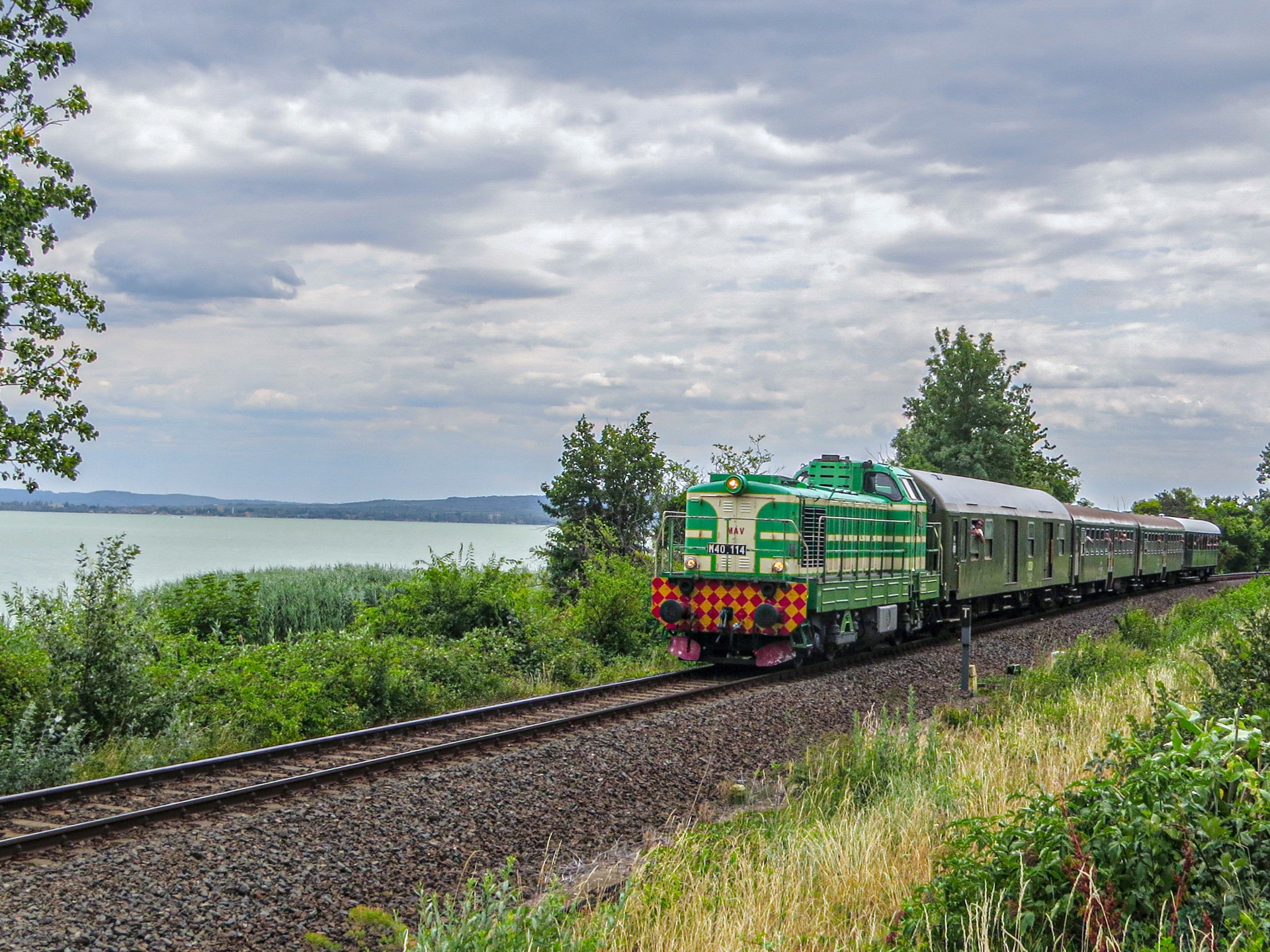 Szepezdfürdőnél halad az MRT M40 114-es Púposa, olajzöld szerelvényével, július 5-én (fotó: Váli-Tóth Bálint)