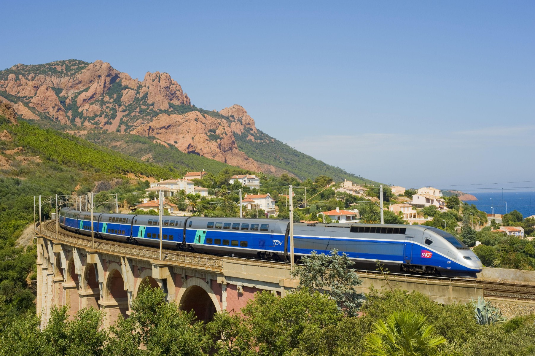 TGV hasít a Cote d'Azure-ön (kép forrása: happyrail.com)