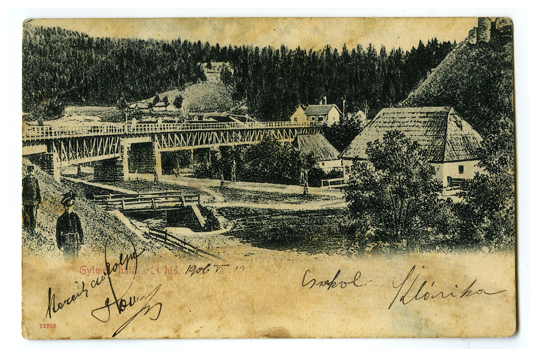 A gyimesi országhatár az előző századfordulóról származó képes levelezőlapokon. A fotóértékű képeslapok kora akkor kezdődött, amikor az írható szöveg is a hátlapra került, amelyen addig csak címezni lehetett. A fotóreprodukciót a lapokat forgalmazó fényképészek és nyomdászok később kézimunkával ki is színezték (Kubinszky Mihály gyűjteménye)