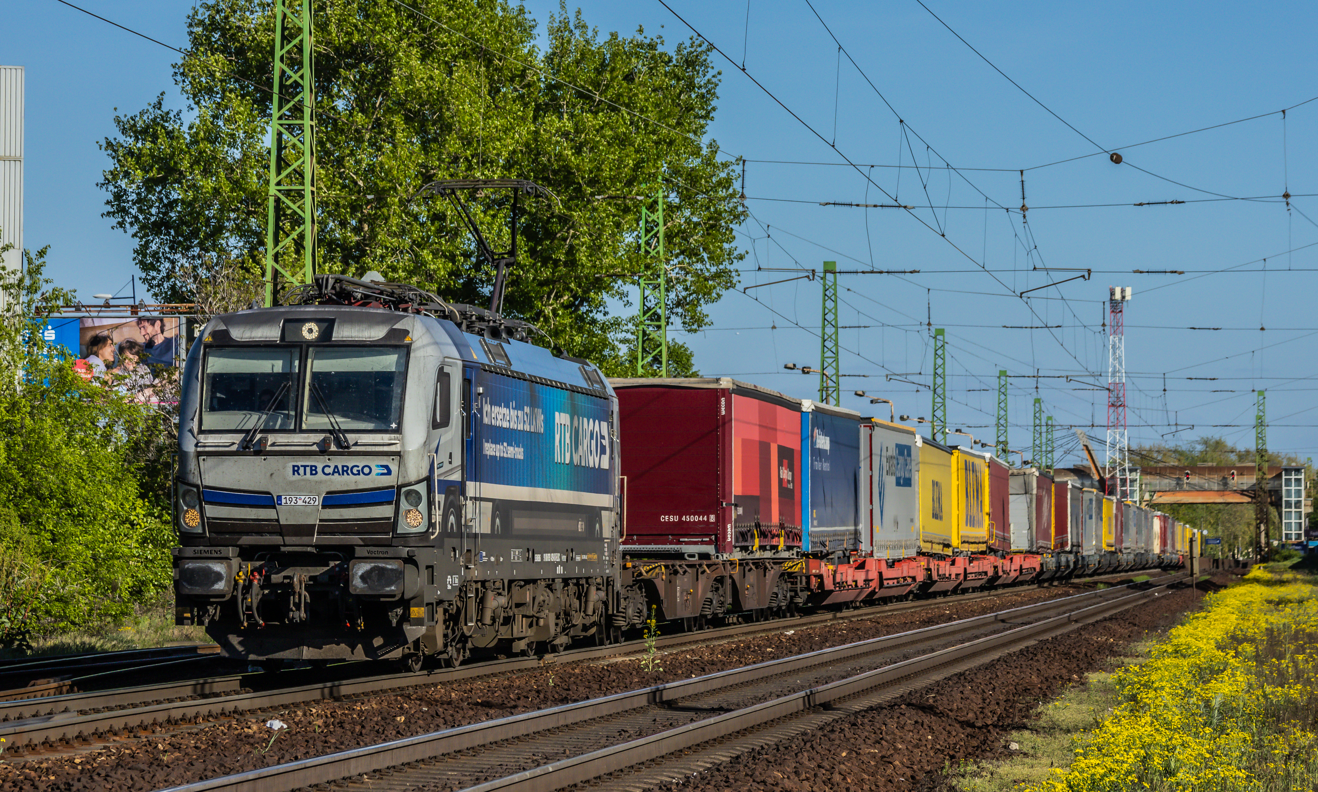 Az RTB Cargo 193 429-es Vectronja április 24-én tempózik Ferihegy után a Rail Cargo Operator tehervonatával Hegyeshalom felé. Kicsit tágítva a kört, az elegy a Railport Arad terminálról indult, és a duisburgiba tartott. Ennek a szállítmánynak heti három vonatpár a frekvenciája (fotó: Kalmár Gergő)
