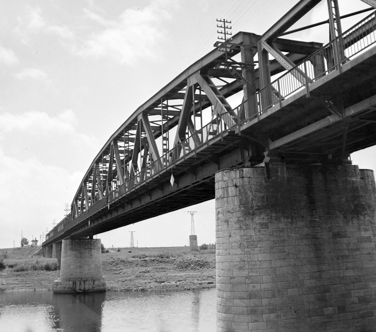 Az algyői közös vasúti és közúti híd a Tiszán, 1968-ban (fotó: Fortepan, Uvaterv)