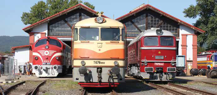 Elöljáróban a T678.0012-es Pomaranč, mellette a klasszikus svéd és a szovjet hatlábú