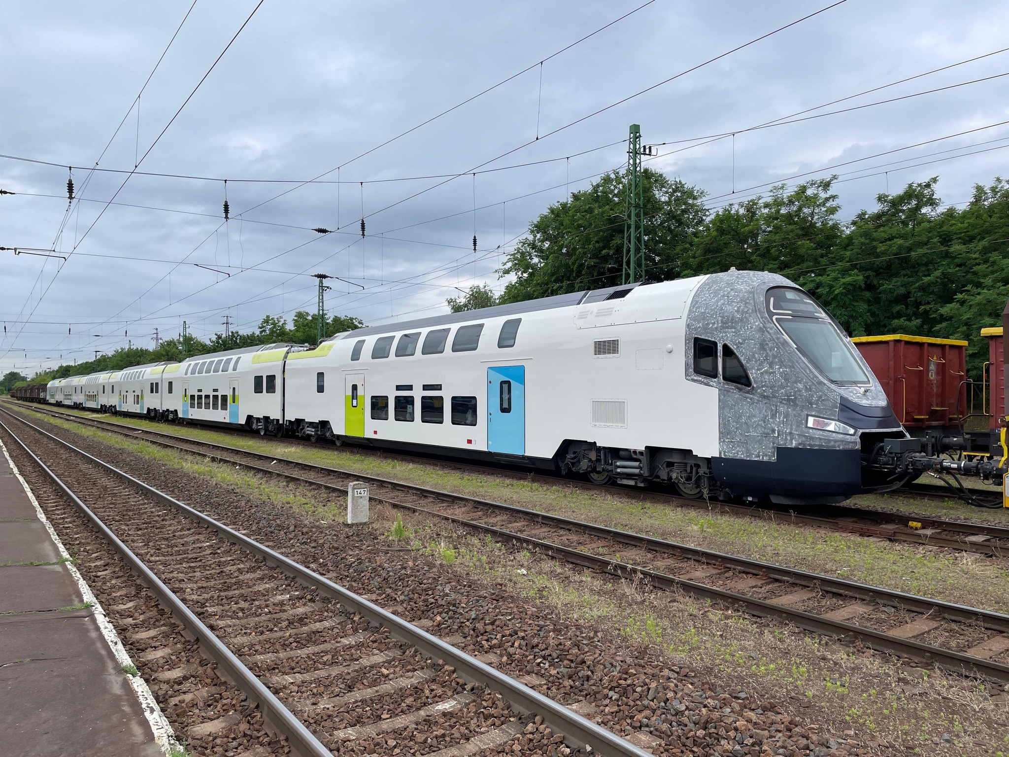 Tolnai Gábor szívességéből frissültünk, a szemfüles vasútfotós felvételén az írásunkban is hivatkozott, ma készült felvételen egy kínai DDEMU látható – úgy tudni, a Westbahn mind a négy megrendelt motorvonata Magyarországon van
