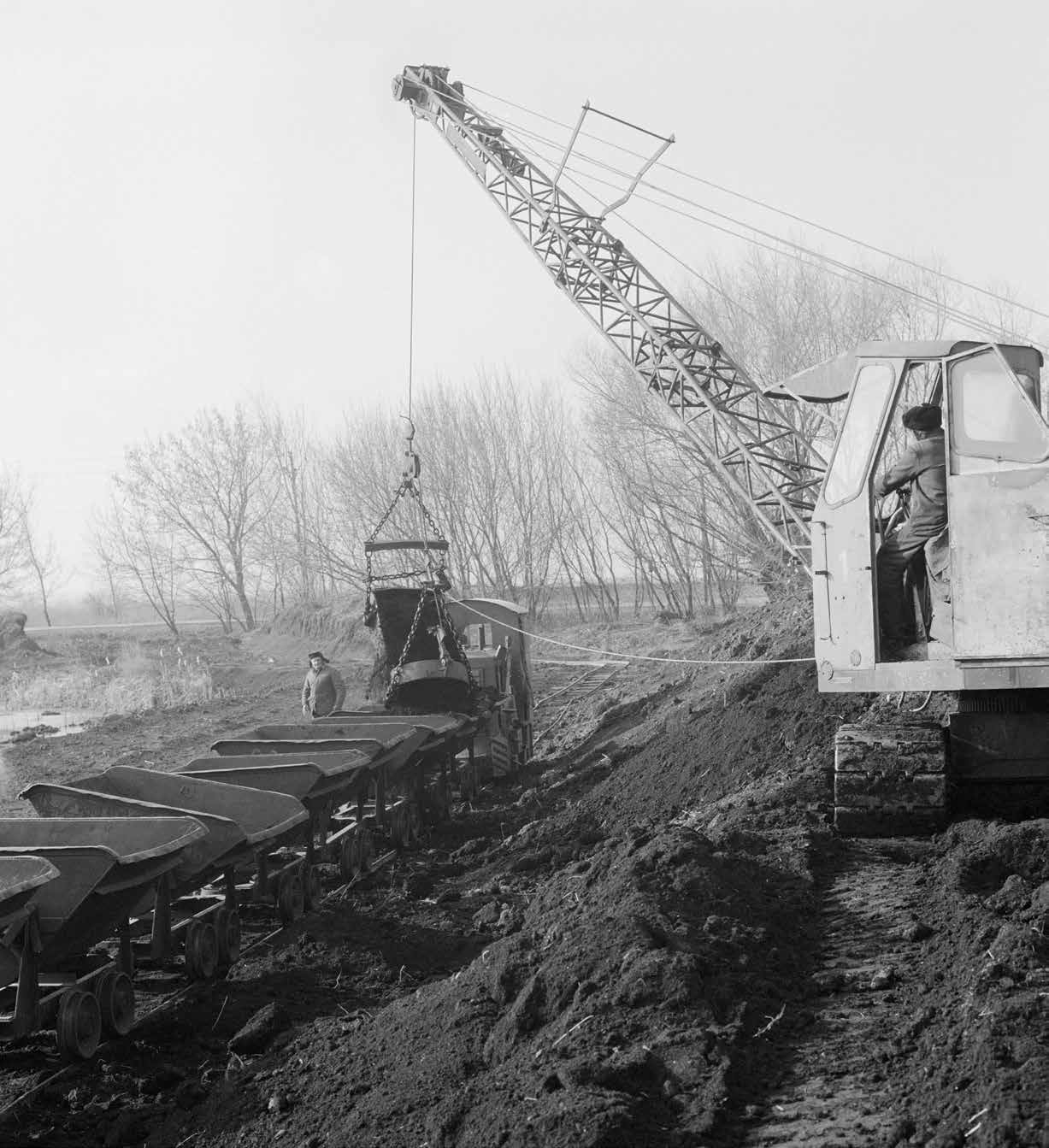 Markológép segítségével töltik meg tőzeggel a csilléket a Fejér megyei, Sárszentmihályi Állami Gazdaság tőzegbányájában 1981. február 17-én. Az egykoron elhalt mocsári növények felhalmozódott rétegeiből kialakult tőzeges bányaterület mintegy hatvan–nyolcvan hektáron terült el. Így működött az ócsai tőzegbánya is (fotó: Szabó Imre/MTI, MTV-archívum)