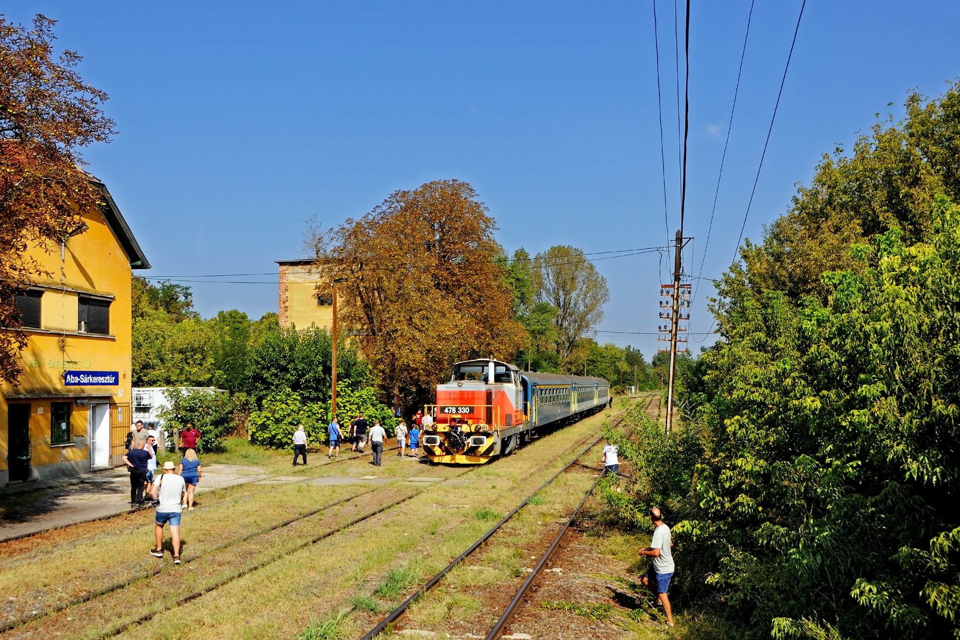 Aba-Sárkeresztúr állomásán félretéve