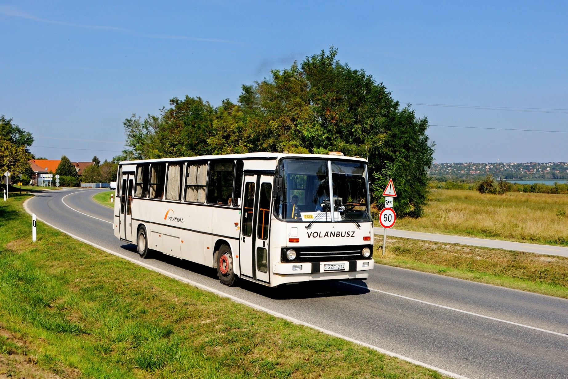 Egy csipetnyi Balaton. A Győrből érkezett 263-as a Fűzfőgyártelep–Balatonfüred járaton