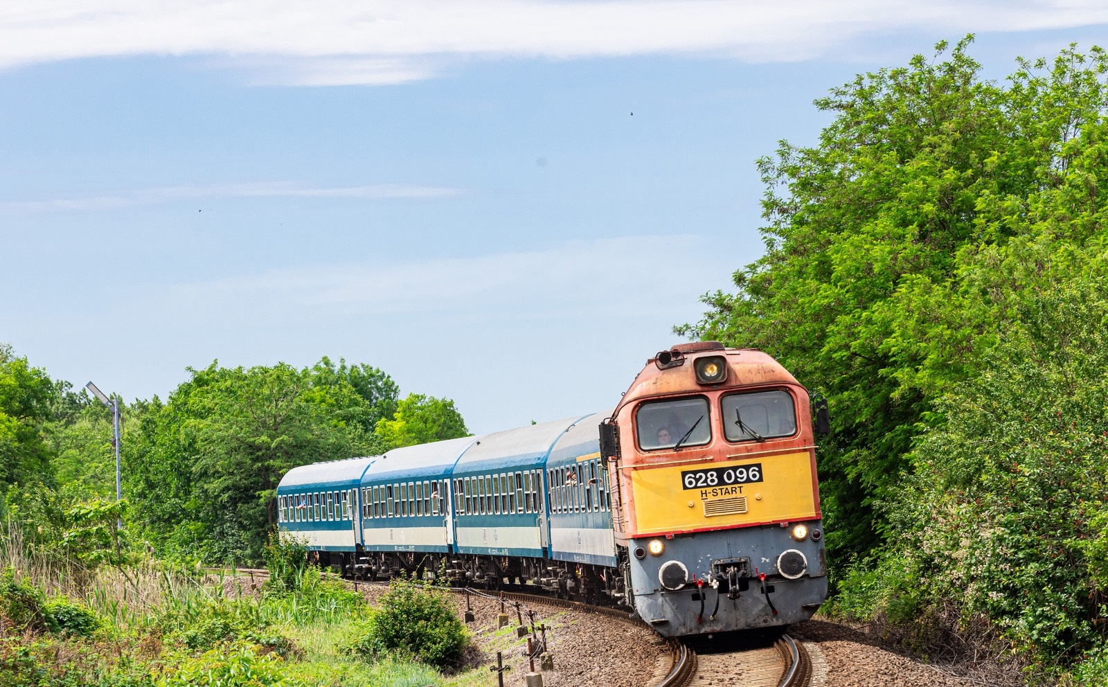 A 628 096-os Szergej is hamar megunta a munkát: Szolnok felé tartva Bagimajor környékén végleg fekve maradt. A felvételen Szegvár bejáratánál halad (fotók: Prohászka Csaba)