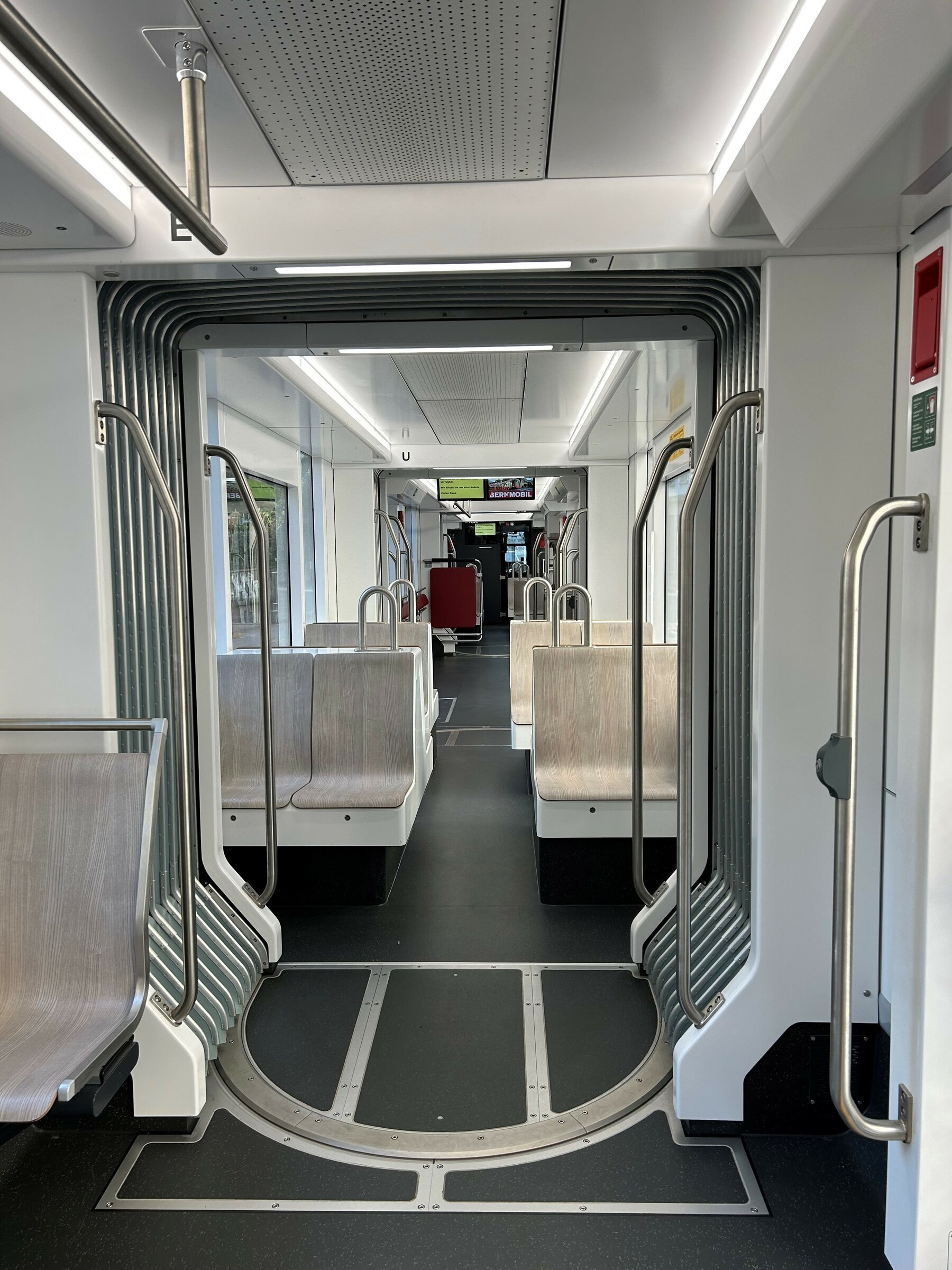 A berni Tramlinkek nagy utaskapacitást kínálnak (kép forrása: Stadler Rai AG)