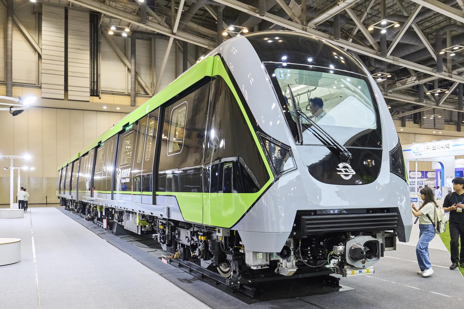 Ilyen automata üzemű vonatok fognak pendlizni a taojüani Zöld metróvonalon (képek forrása: RailLog Korea 2025 / Railway Gazette)