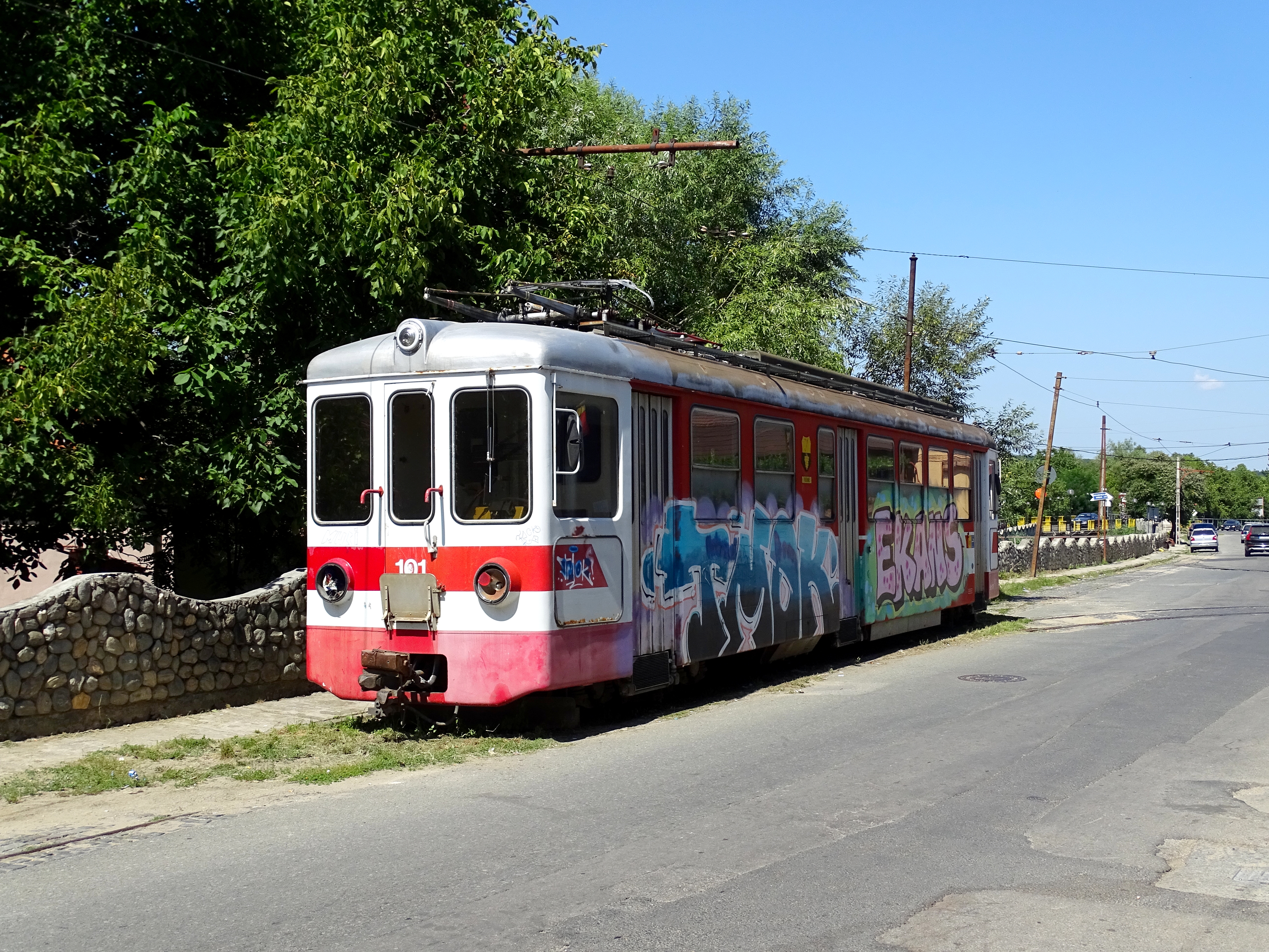Nagyszeben, az enyésző villamoskocsik városa. Az 1985-ös évjáratú, Be 4/4 101-es pályaszámú, Yvorne nevű motorkocsi a svájci Chemin de fer Aigle–Ollon–Monthey–Champéry vasúttól érkezett Nagyszebenbe. Jelenleg Resinár házai között a vonal végpontján áll; a kép jobb szélén a kocsik fordítására épített deltavágány sínjei láthatók