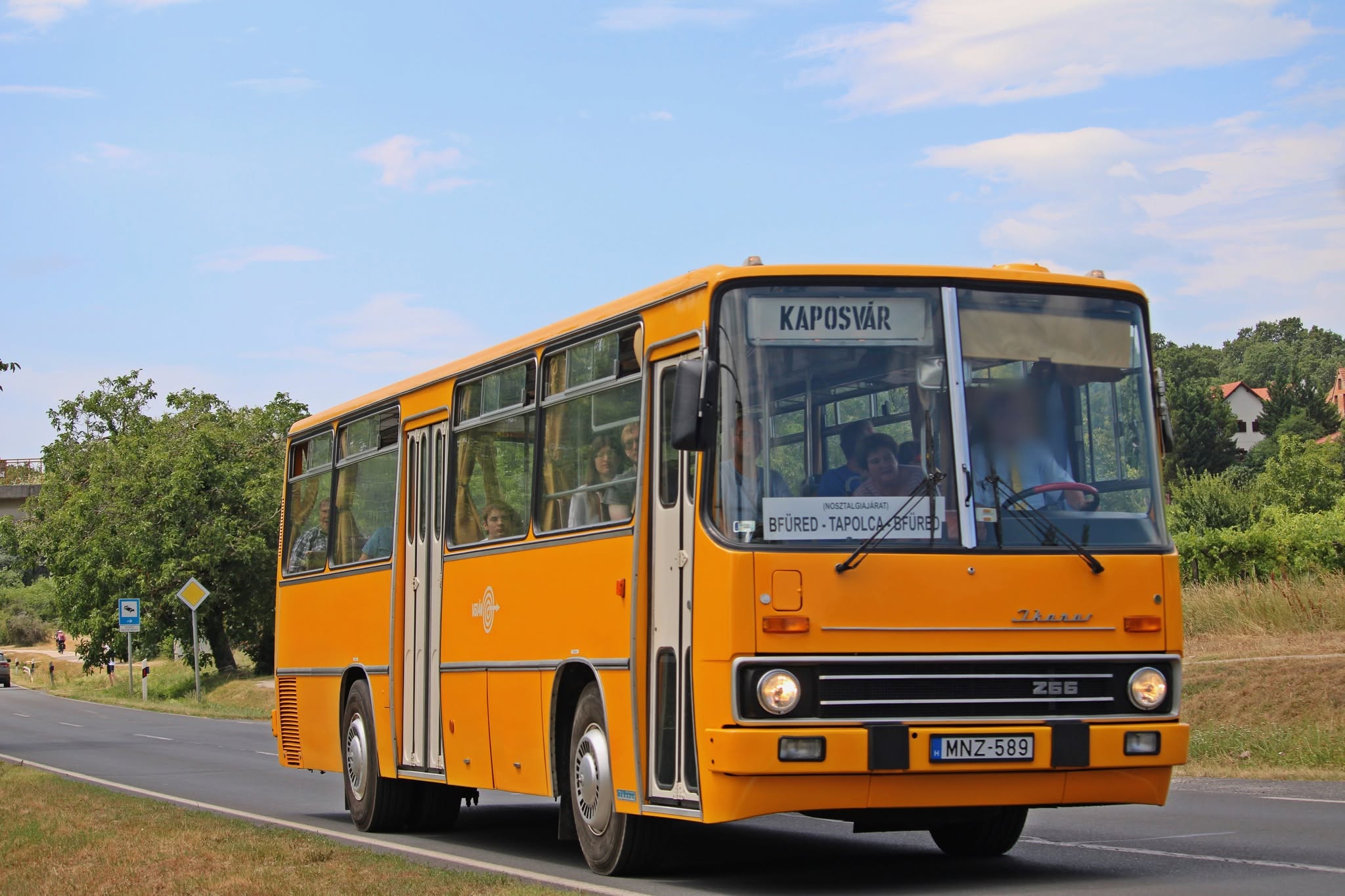 Az eredetileg 1978-as évjáratú, 1996-ban vázcserés átépítésen átesett Ikarus 266-ossal is "pattoghattak" a vállalkozó szelleműek. A kocsi 2014 óta fut MNZ-589 rendszámmal, előzőleg a BPD-013 azonosítót viselte. Szenderák Richárd Rómeó július 5-ei felvételén Szepezdfürdőnél halad a nosztalgiajármű
