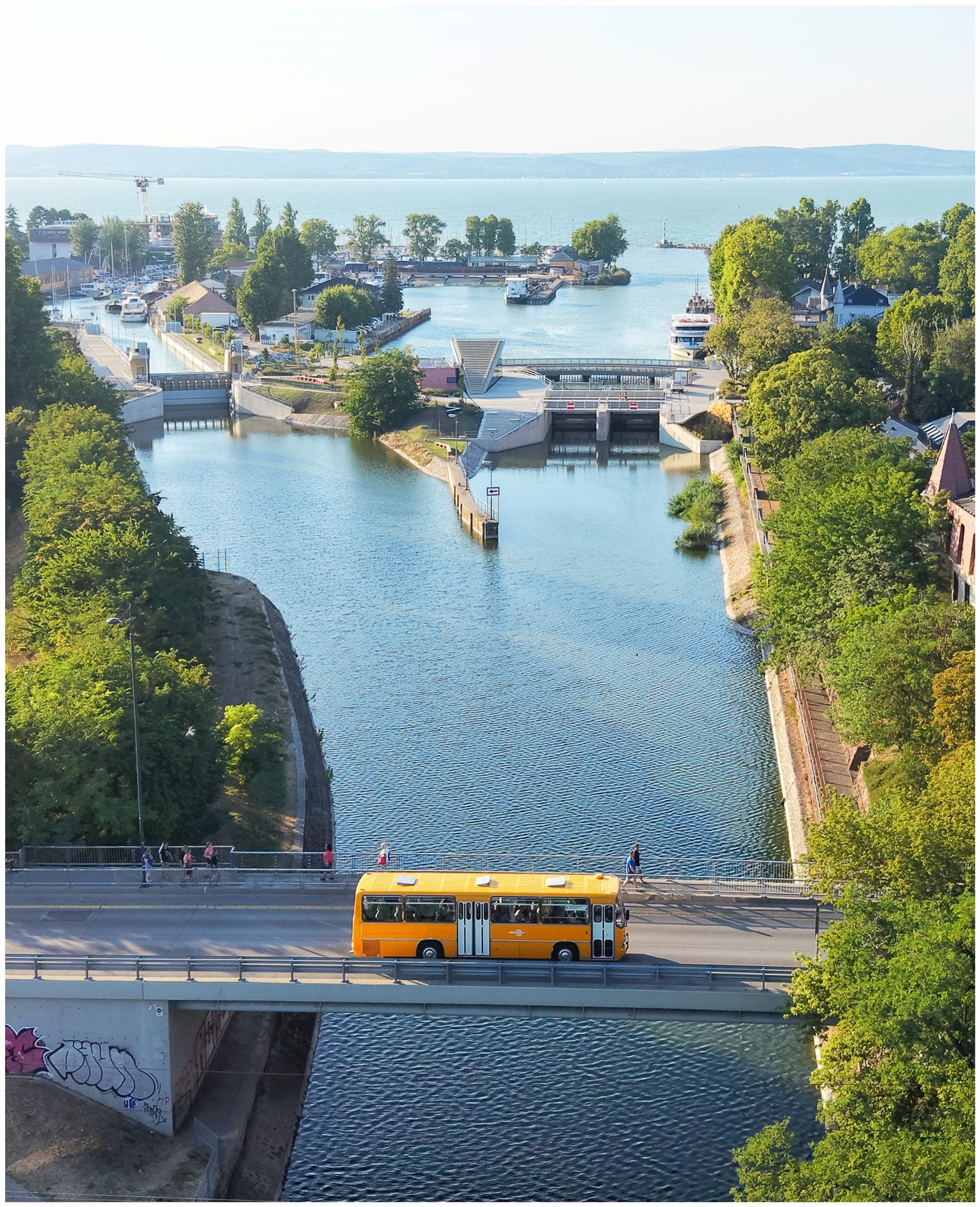 A Beszédes-hídon kel át a 48 éves retróbusz