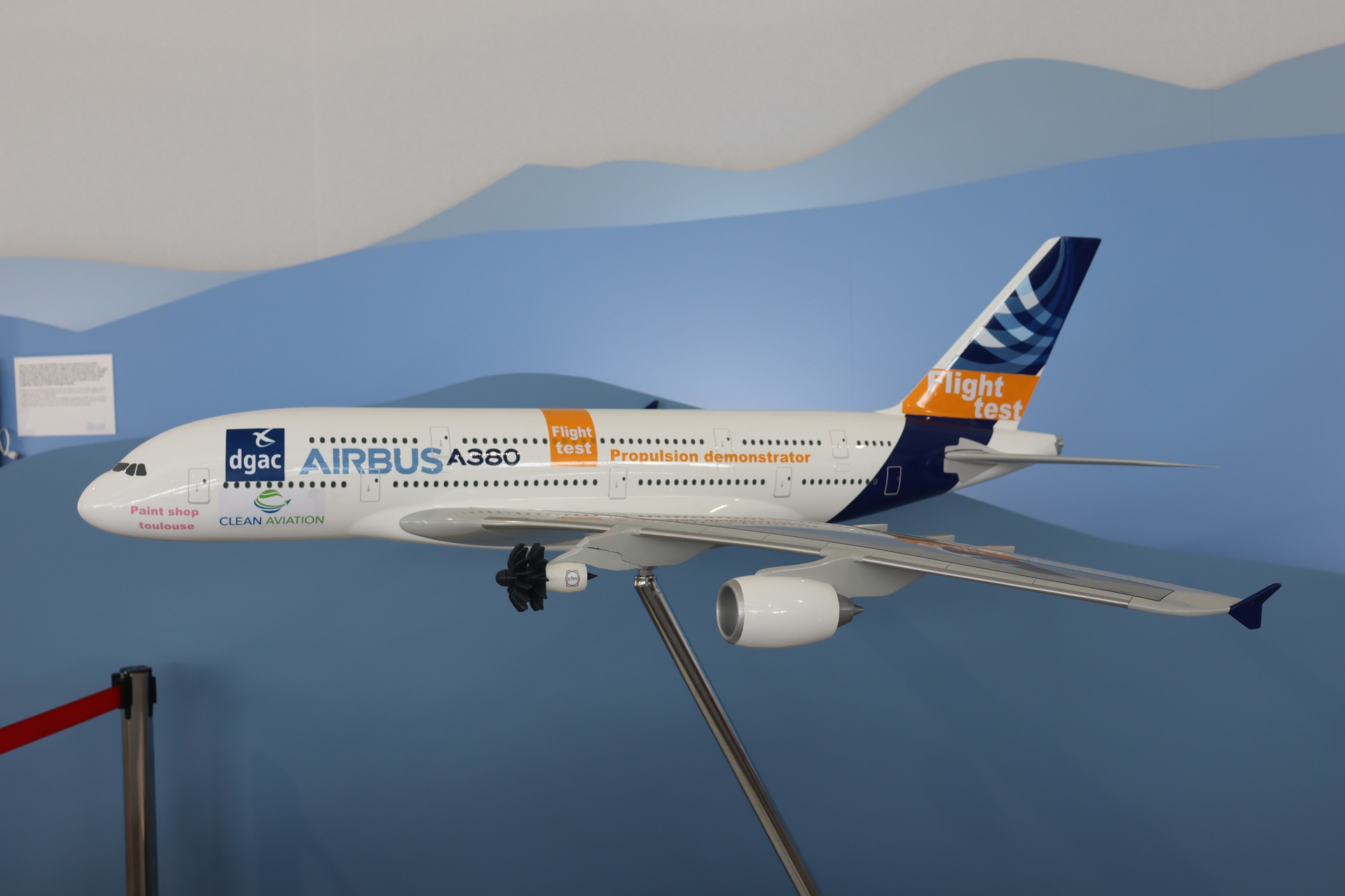 Az Airbus a végül nem engedi el csak kis számban gyártott, de a maga nemében mégis csodálatos A380-as típust. Kihasználja ugyanis négyhajtóműves azon tulajdonságát, hogy a három hajtómű jelentette biztonság mellett új, sőt kísérleti hajtóműveket teszteljen. A képen a hajtómű-tesztelésre használt A380 makettje – az Airbus-nál jelenleg a francia Safran és az amerikai GE közös vállalata, a CFM International hajtóműgyártó „RISE” programja keretében a fönntartható üzemanyagok (SAF) használatára alkalmas motorokat tesztelik, lásd a modell bal szárnyán