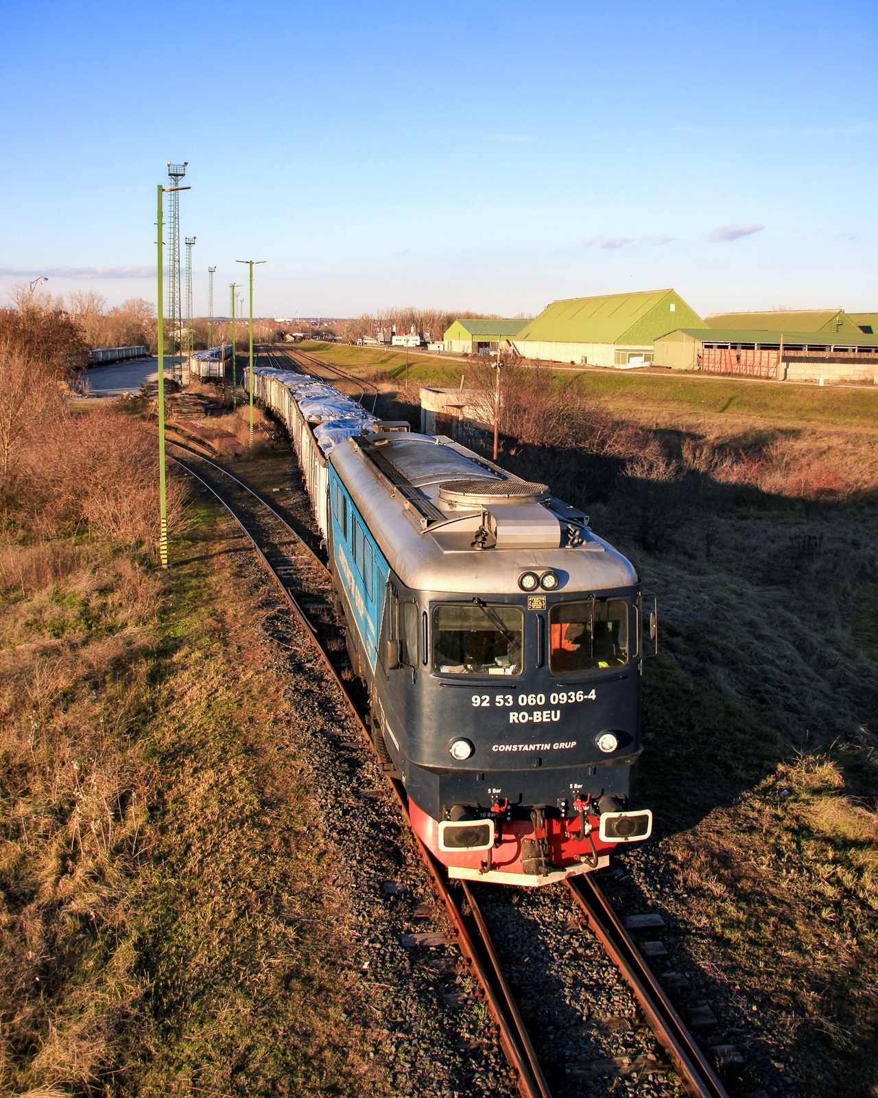 Tolatás az állomáson. Napjainkban már csak teherforgalmat bonyolít le, az utolsó személyvonat 2009 decemberében távozott. Kellemesen rotyog a Sulzer Typ 12LDA28 motor alapjáraton