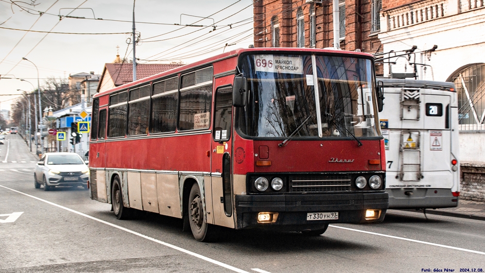 Lendületesen halad végállomása felé a Majkop felől érkező kora délutáni járat 256.74-ese Krasznodar belvárosában. A kocsi 1993-as évjáratú, az első hidat leszámítva – amit az elmúlt évek során Rábára cseréltek az eredeti LiAZ-ról – gyakorlatilag az utolsó csavarig gyártáskori állapotú, felújítást vélhetőleg sosem kapott élete során, ami sajnos meg is látszik rajta. A szakadt külsőt leszámítva ezzel együtt egy kifejezetten megbízható kocsi, tartózkodásunk idején minden egyes nap problémamentesen végigdolgozta a körülbelül 280 kilométeres fordáját (fotók: Gács Péter)