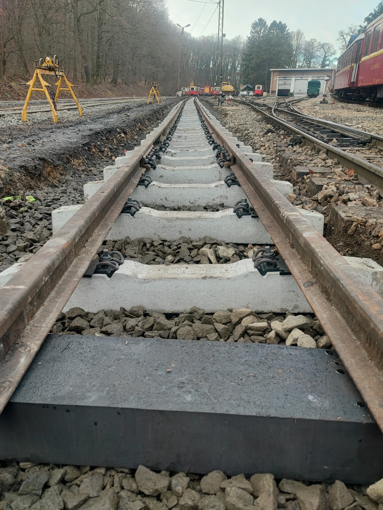 Betonaljakat is beépítenek az új vágányokba (kép forrása: MÁV Zrt.)