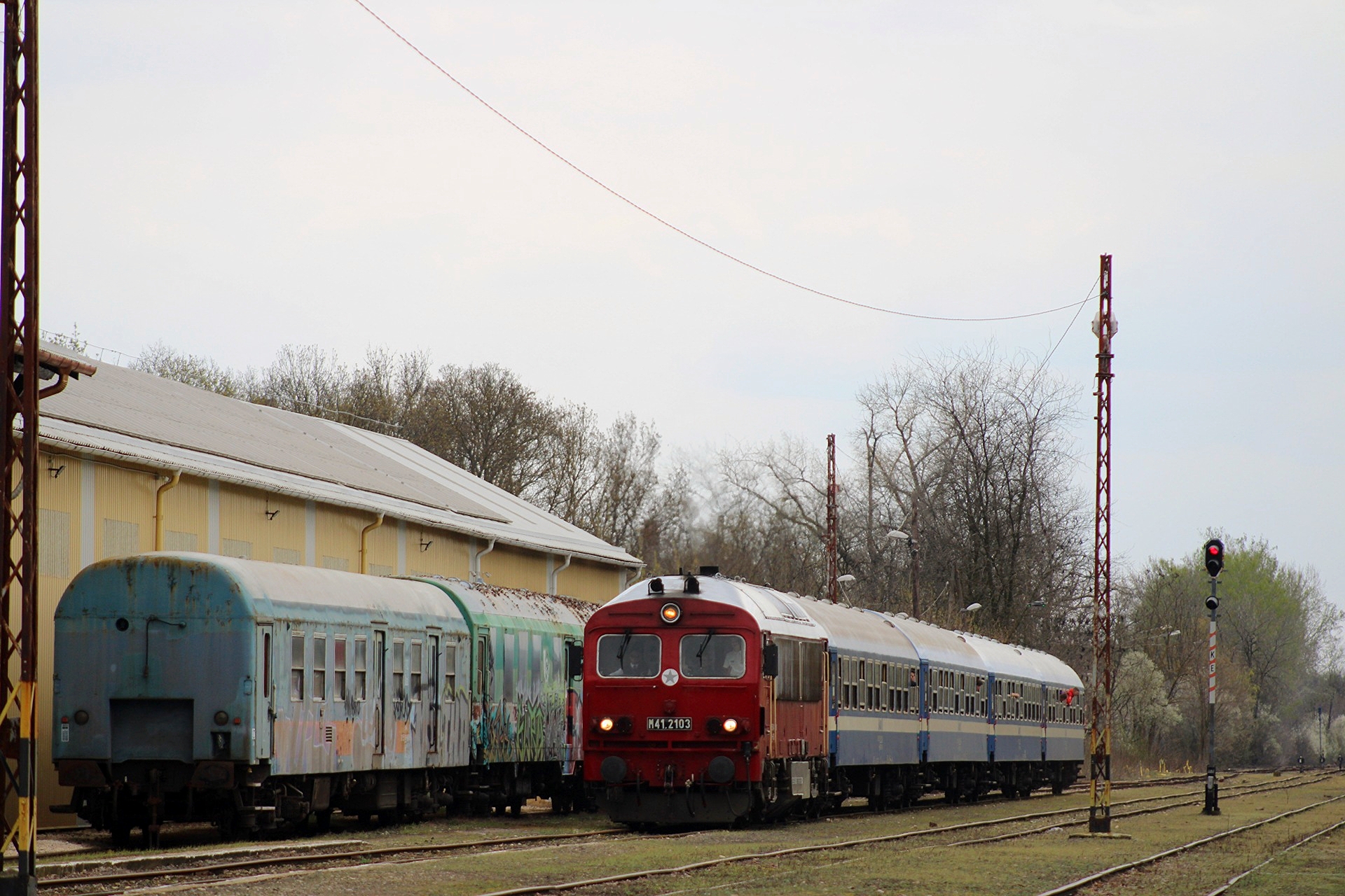 Szőreg, a tárolón egykoron szebb napokat is megélt postakocsiról is hámlik a festék
