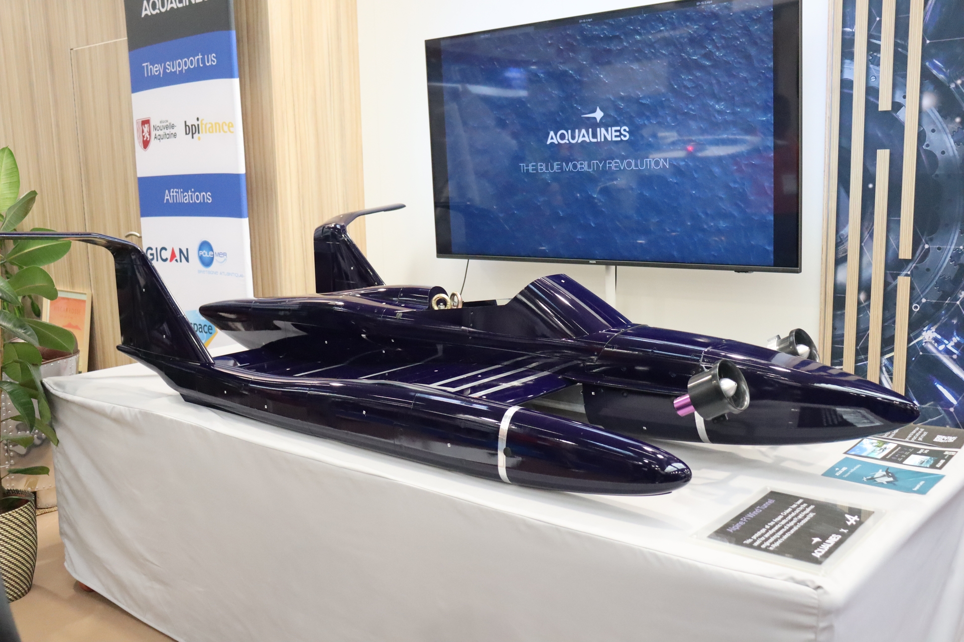Az Aqualines cég akár 320 kilométer/óra sebességre, 500 kilométer hatótávolságra, két háromszáz utas szállítására képes, hibridmeghajtású ekranoplánok fejlesztésével foglalkozik. A képen az egyik fejlesztés alatt álló modelljük, amit az Alpine F1 Teammel közösen, annak enstoni (Egyesült Királyság) szélcsatornájában tesztelnek