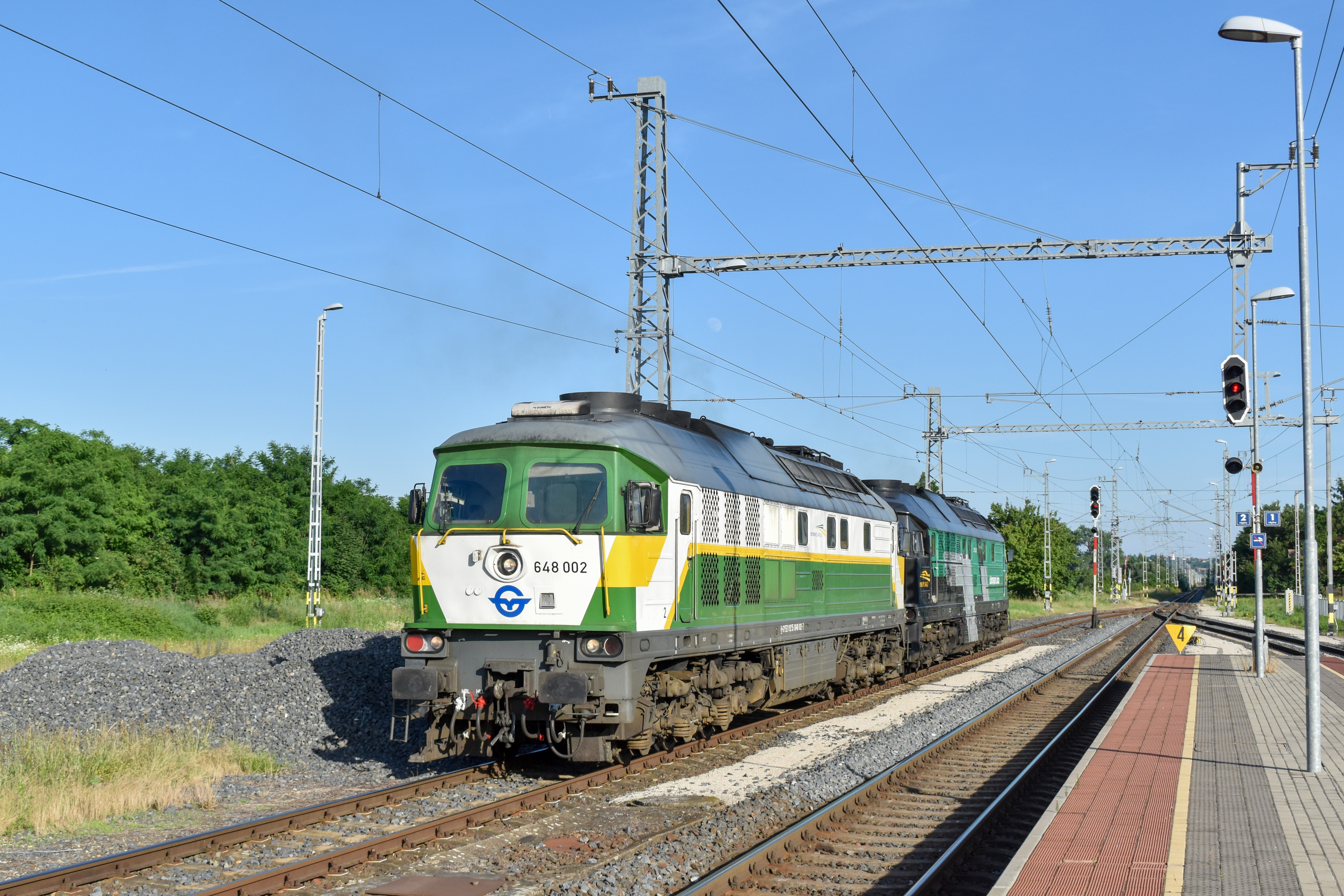 Püspökmolnáriban pihen a 648 002-es, valamint a bérelt 232 704-es Ludmilla egy Szombathely–Gyékényes viszonylatú mozdonyvonattal. A felvétel 2024. június 18-án készült (fotók: Bokor Barnabás)