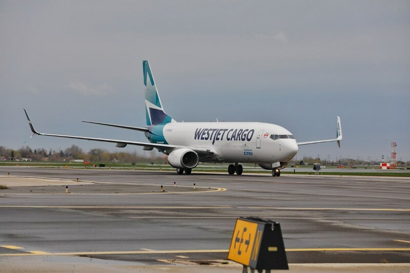 A Westjet teherszállítóvá átalakított 737-800-asa (fotó: CNW Group/Westjet)