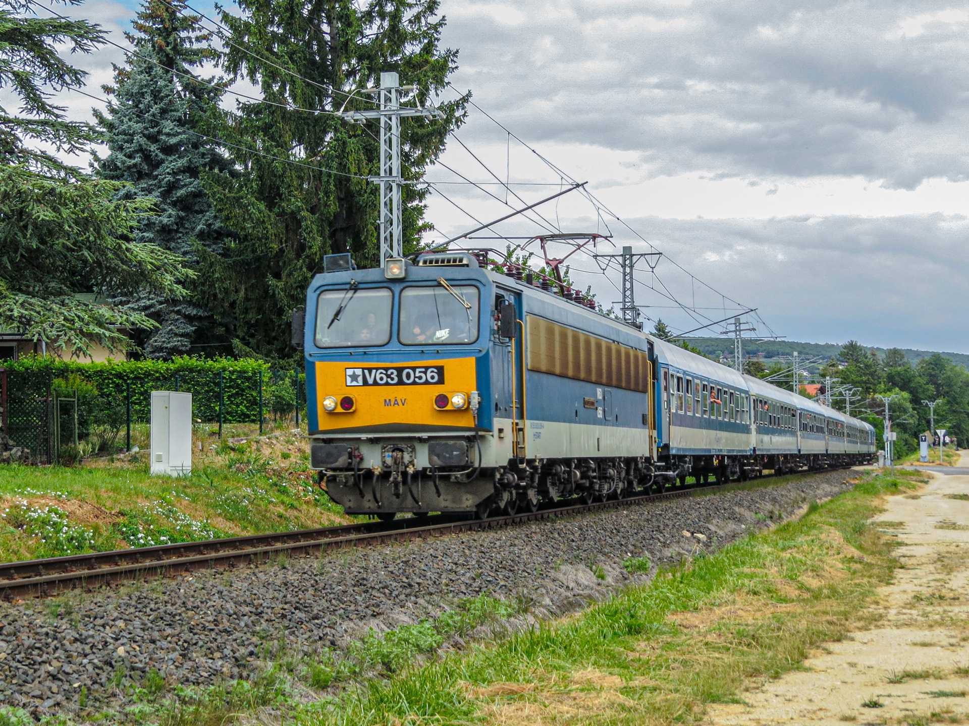 A legfiatalabb Gigant, a V63 056-os halad a 1972-es Csabai Tekergő expresszel Balatonalmádinál, július 5-én (fotó: Váli-Tóth Bálint)