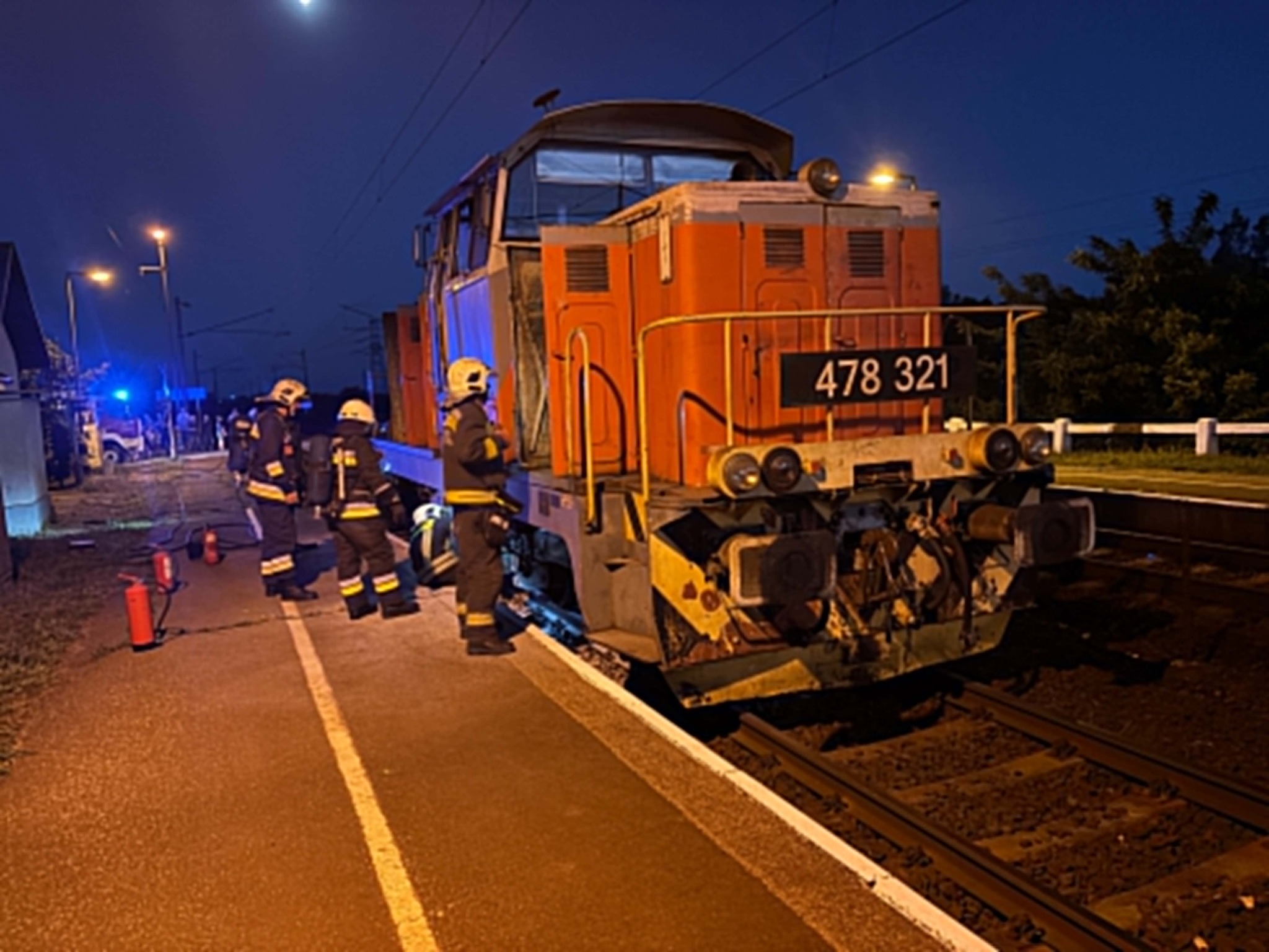 A május 28-án Zagyvarékasnál elfüstölt remot Dácsia oltása (kép forrása: Turi László /ÉLETJEL Mentőcsoport Szolnok / "ÉLETJEL" Fire & Rescue Team Facebook-csoport)