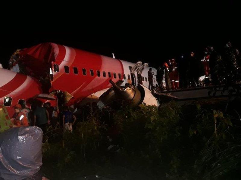 Leszállás közben túlfutott a pályaküszöbön és mélybe csúszott egy repülő Indiában. A balesetben tizennyolcan meghaltak, száznál is többen megsérültek (fotó: New Delhi TV, YouTube)
