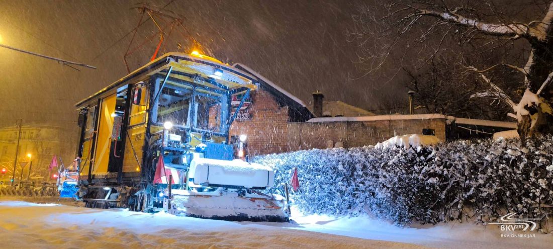 A BKV Hómukija üzemkezdet előtt takarítja a villamospályákat (kép forrása: BKV Zrt.)