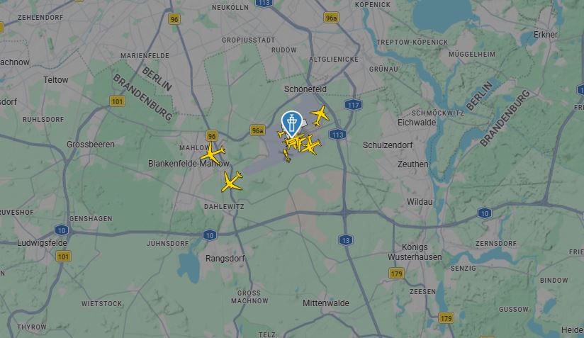 Északon a Kölnbe, délen a Zürichbe tartó centenáriumi festésű gép