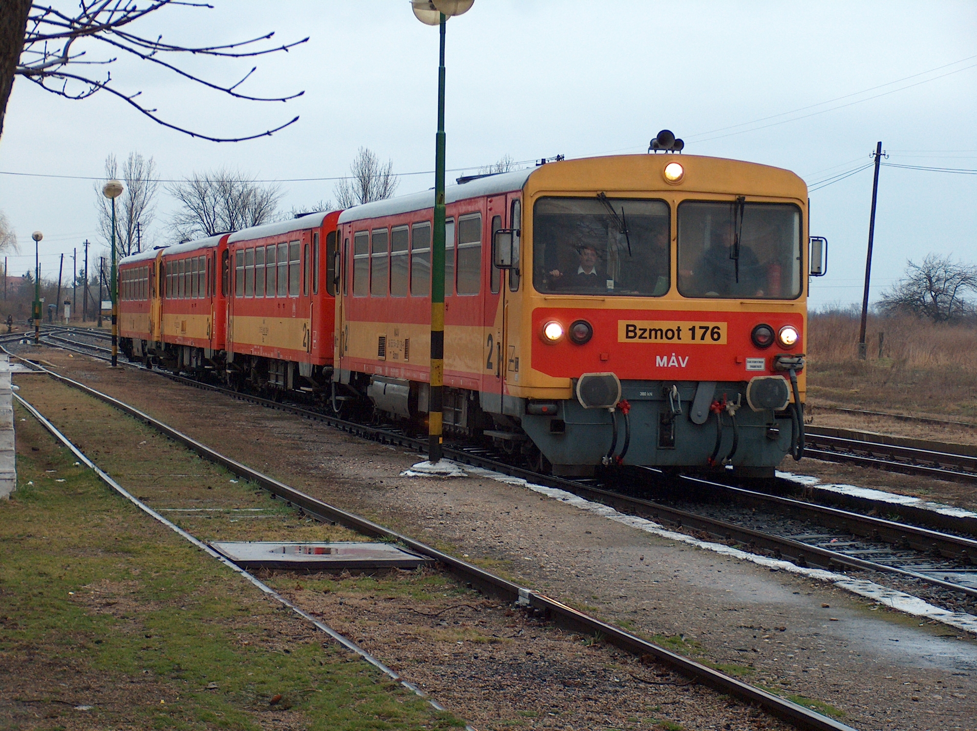 Mint a régi szép mezőcsáti idõkben! A délutáni vonat már két motor- és két mellékkocsival futott be az állomásra (fotók: Pulisch József)