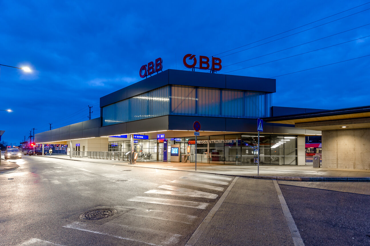 Az Österreichische Bundesbahnen királyhidai állomásának felvételi épülete (fotó: ÖBB)