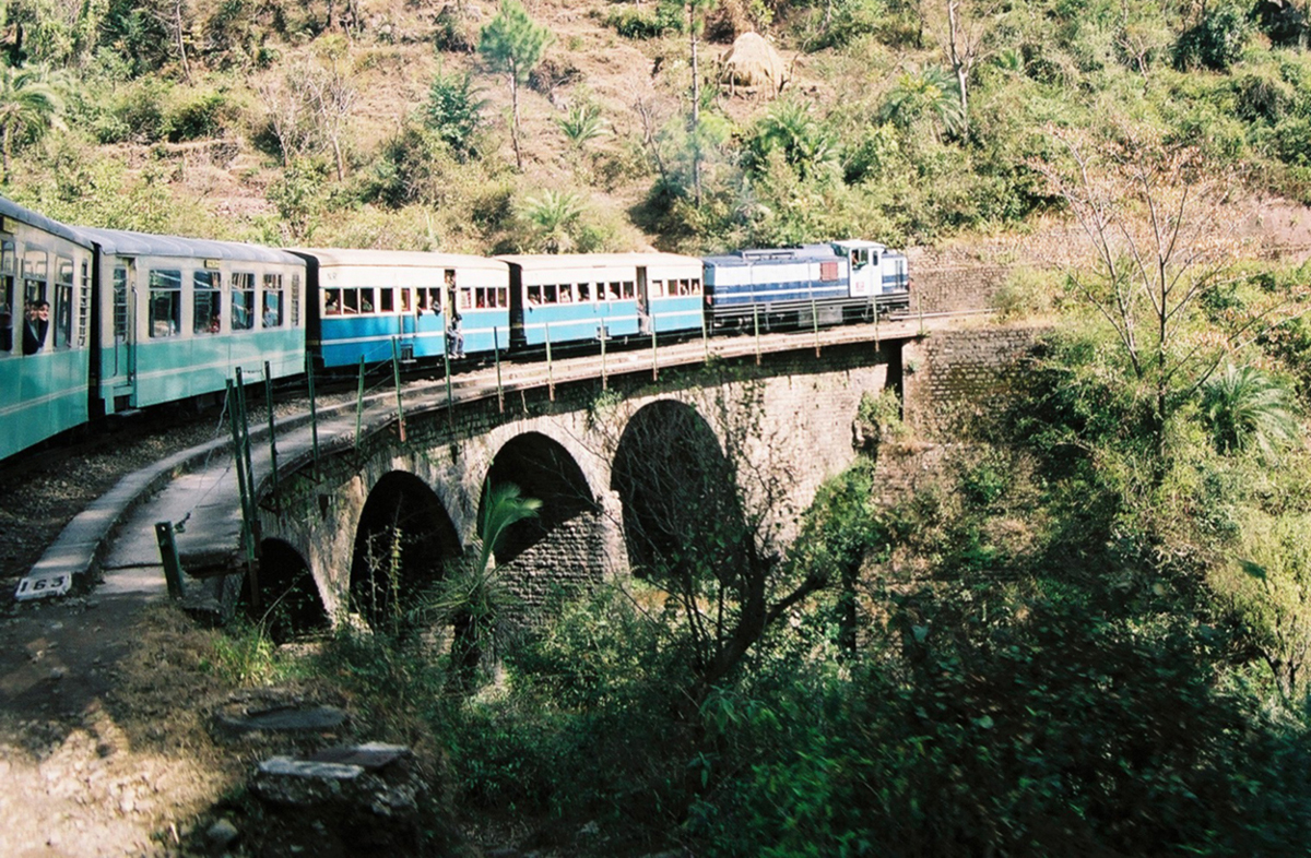 Mozdonyos vonat kanyarog a Simla-vasúton (kép forrása: Wikipedia)