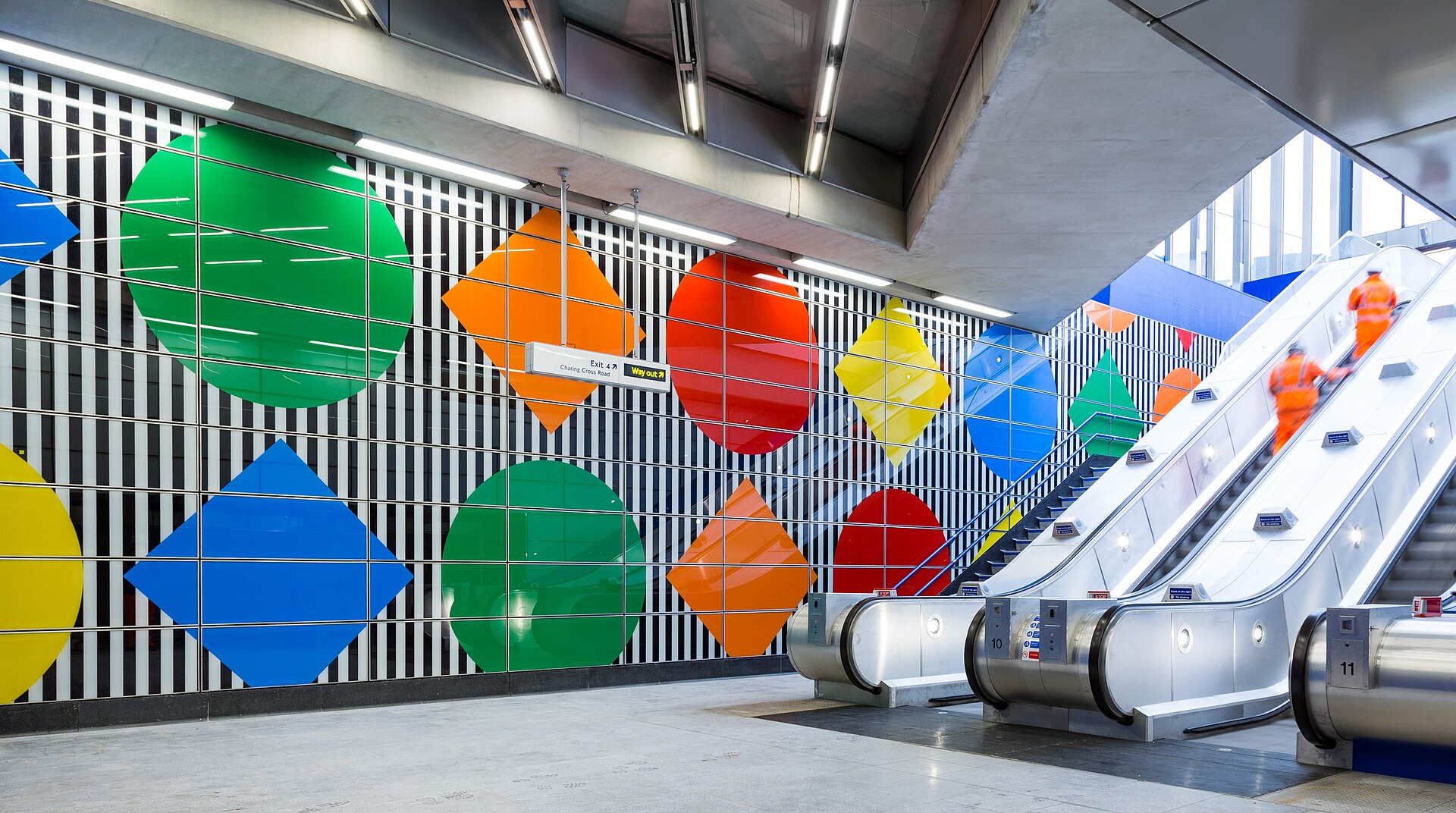 Daniel Buren művészeti alkotása a London Underground Tottenham Court Road állomásán (kép forrása: Wikipedia)