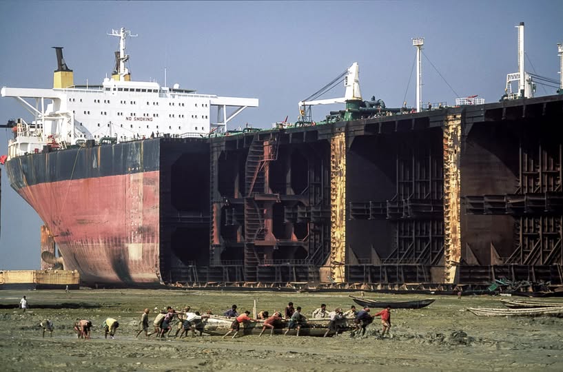 Chittagong, erre még Sziszüphosz is nemet mondott volna. A 391 méter hosszú, 64 méter széles, 409 400 tonnás tanker, a Nai Superba bontása 2001-ben (fotó: Facebook/Eren Topcu)