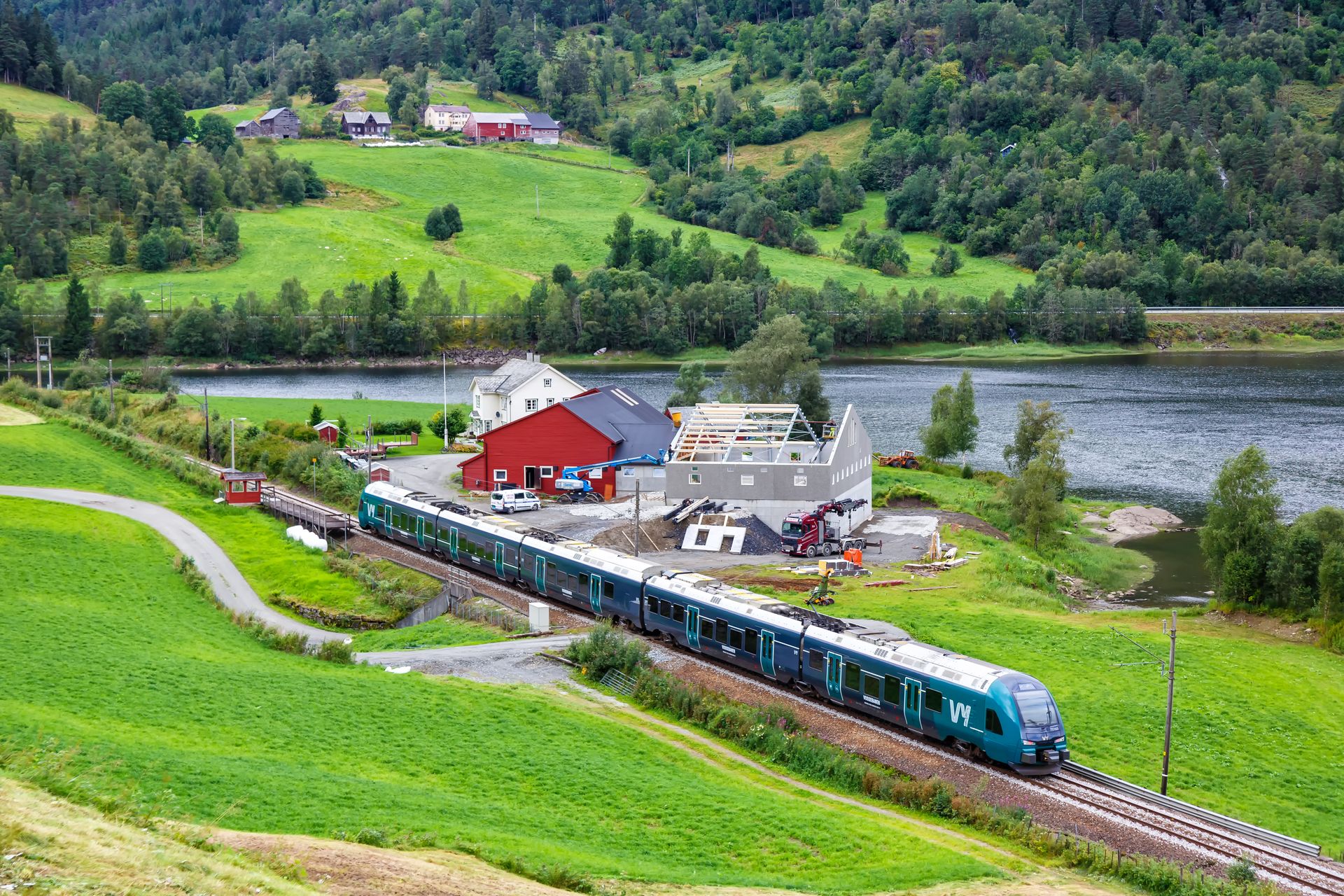 Stadler Flirt regionális villamos motorvonat VY logóval az oldalán a Vossebanon Seimsgrendnél, 2022. augusztus 17-én