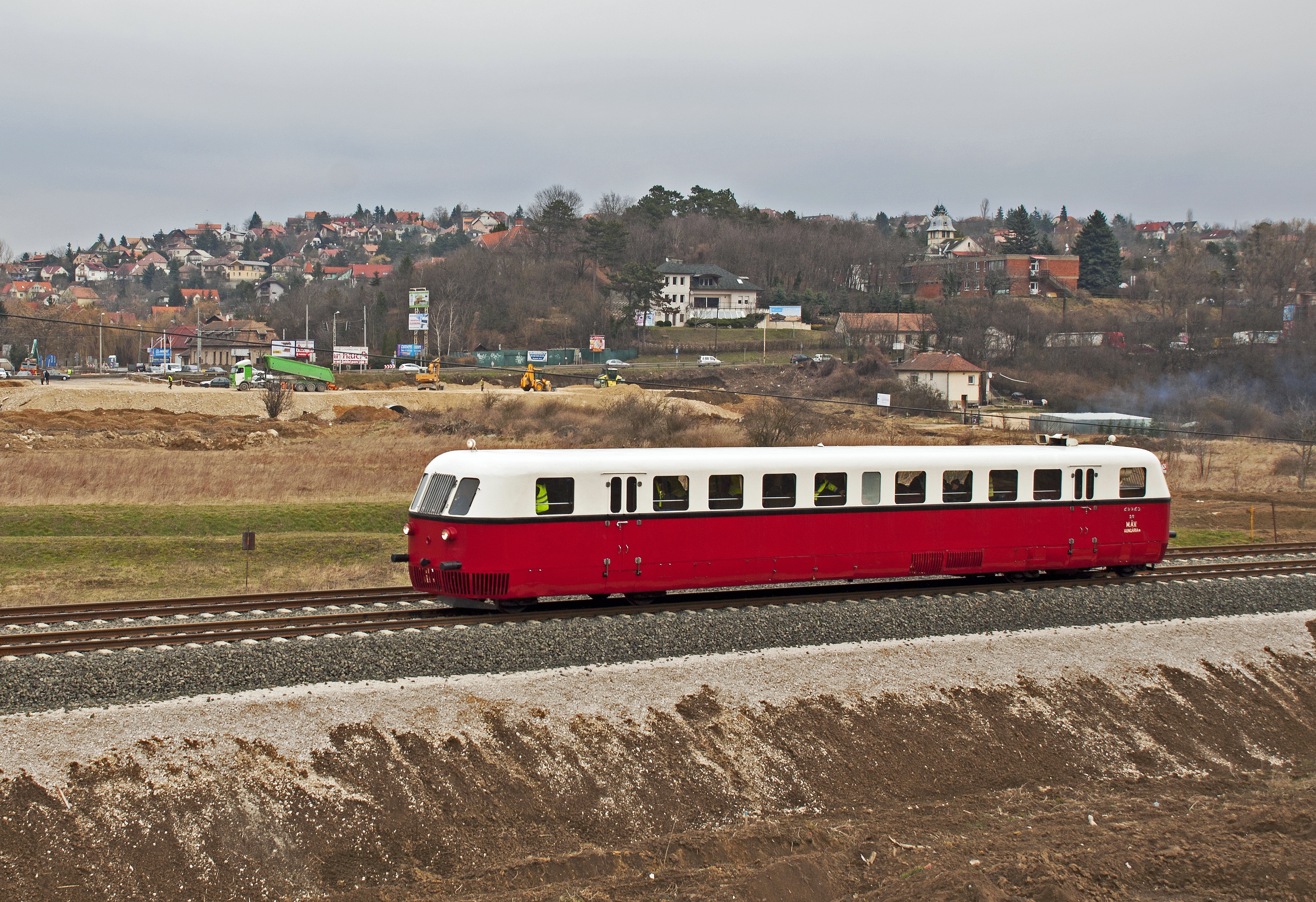 Az Árpád-jellegű Tas vitte 2015. március 13-án a Nemzeti Infrastruktúra Fejlesztő Zrt. szervezésében azt a mérnökökből, vasúti szakemberekből álló csapatot, amely a Budapest–Esztergom vonal Pilisvörösvárig megépített szakaszát szemlézhették, különös tekintettel az új műtárgyakra (fotó: Balázs Zsolt)