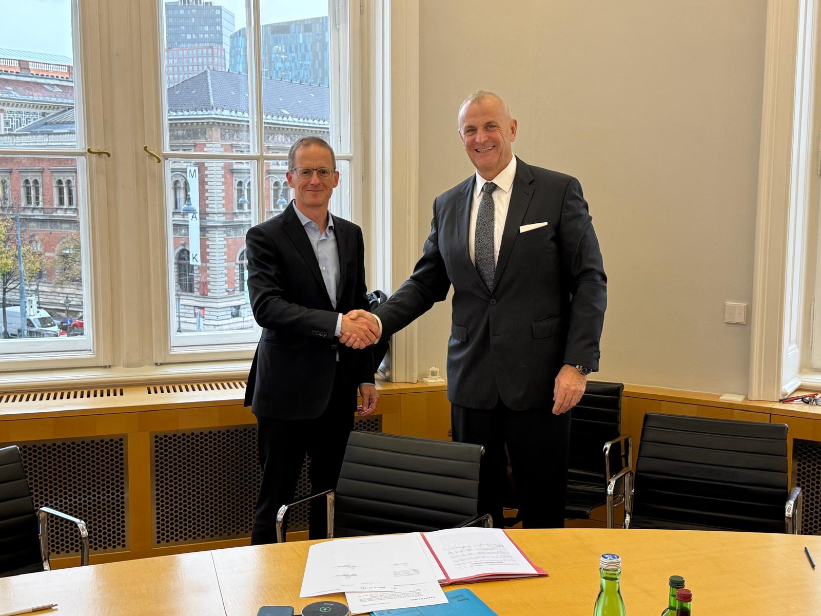 Thomas Gruber, WLC ügyvezető igazgatója, és Horváth László, a CER Cargo többségi tulajdonosa